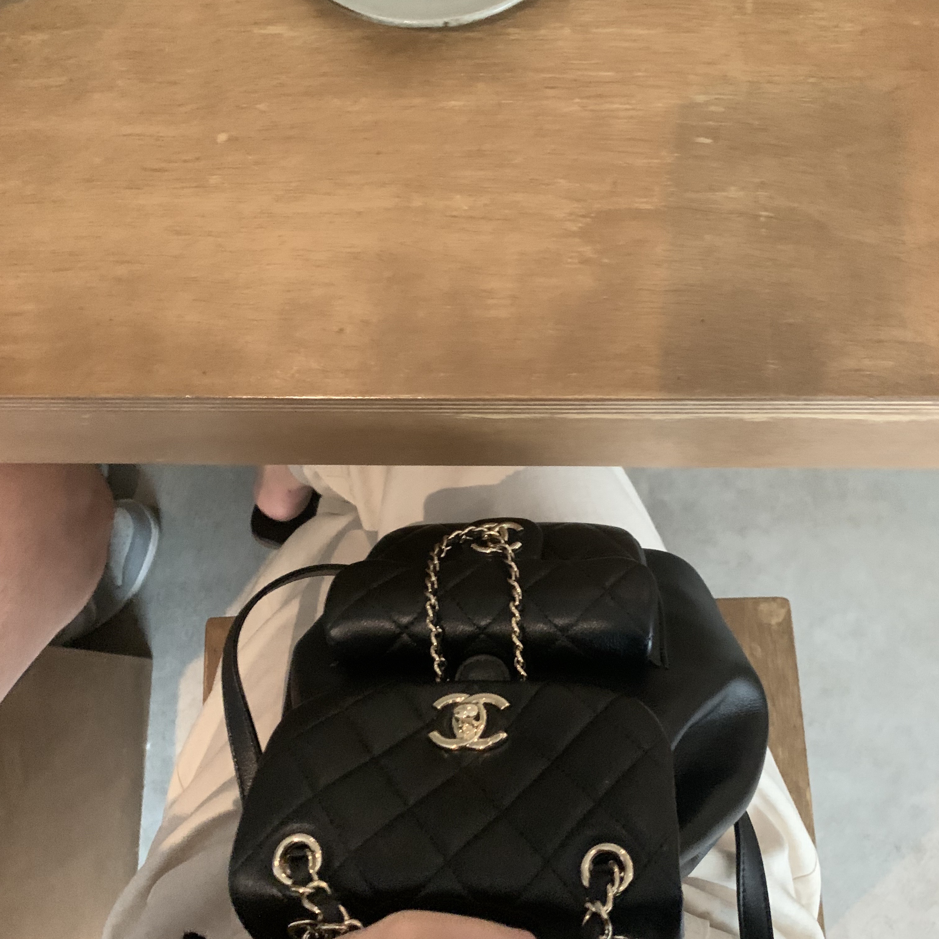 Chanel Small Backpack Calfskin & Gold Black 착용 스타일 - 2