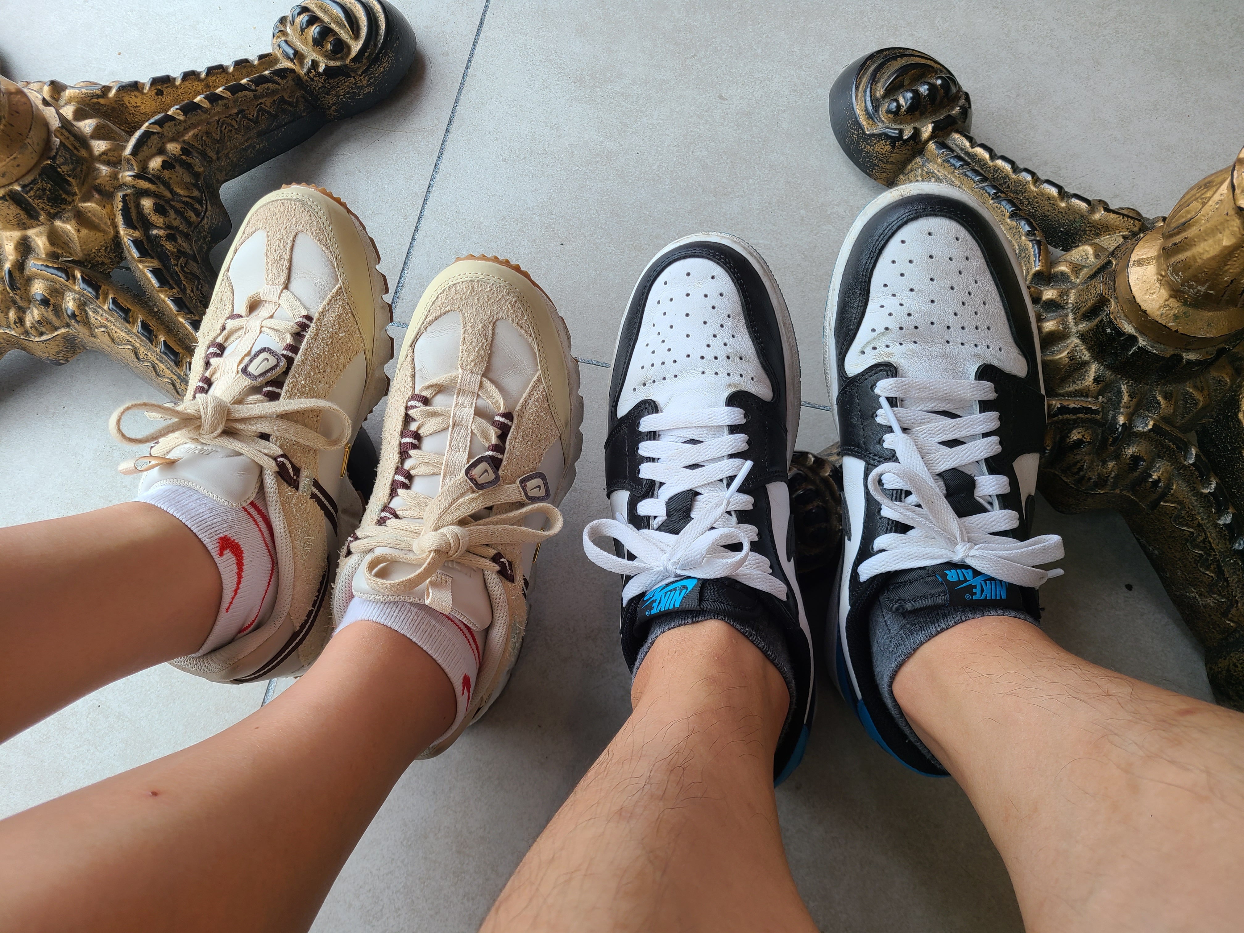 Jordan 1 Retro Low OG Black and Dark Powder Blue, Nike x Jacquemus Air Humara LX Light Bone and Gold 착용 스타일