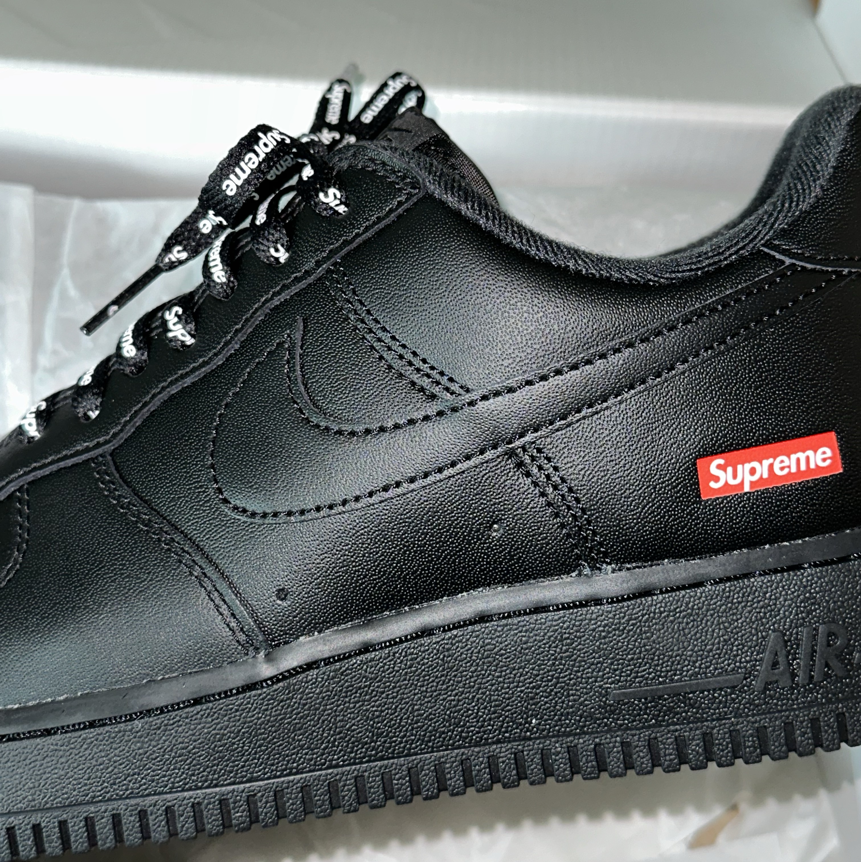 Nike x Supreme Air Force 1 Low Black 착용 스타일 - 2