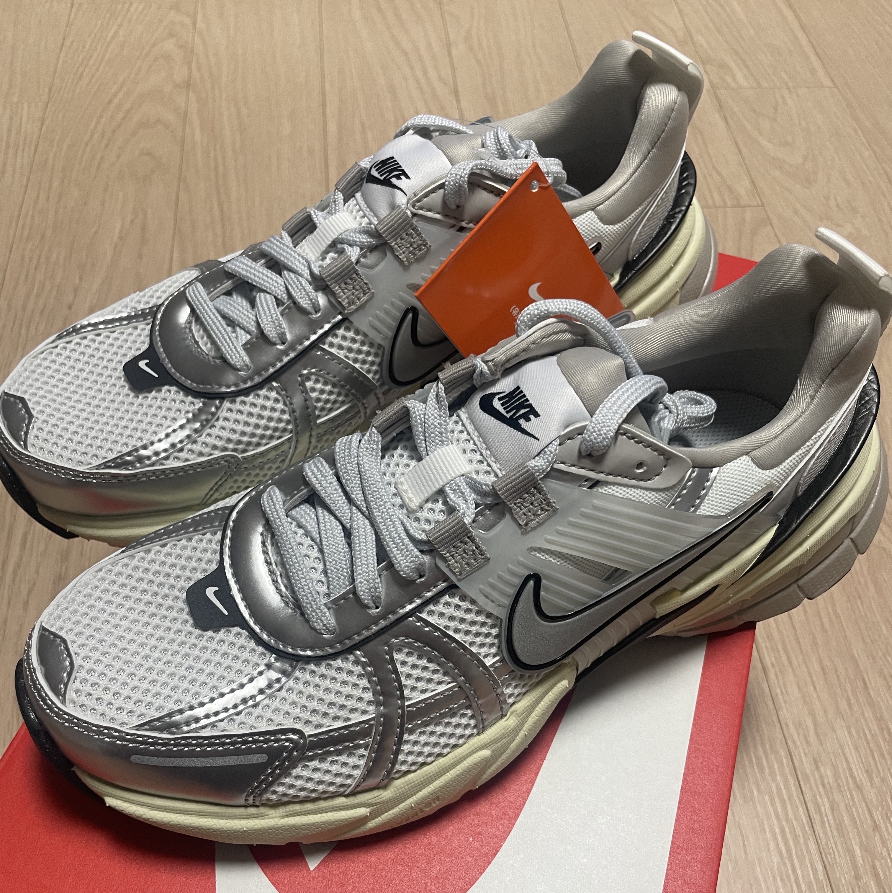Nike V2K Run Summit White Metallic Silver 착용 스타일