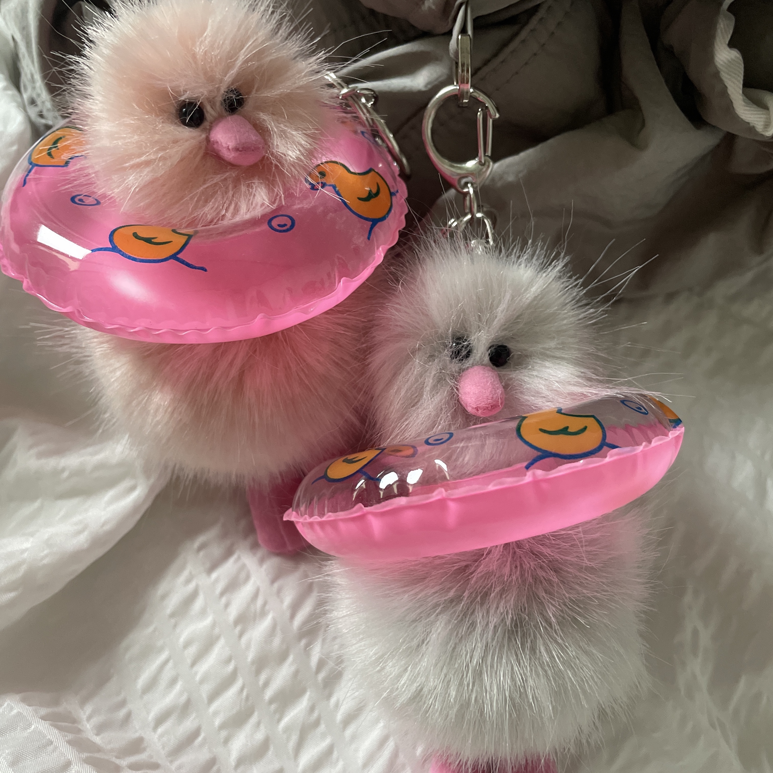Cosymosy Mini Bird Keyring Light Gray 착용 스타일