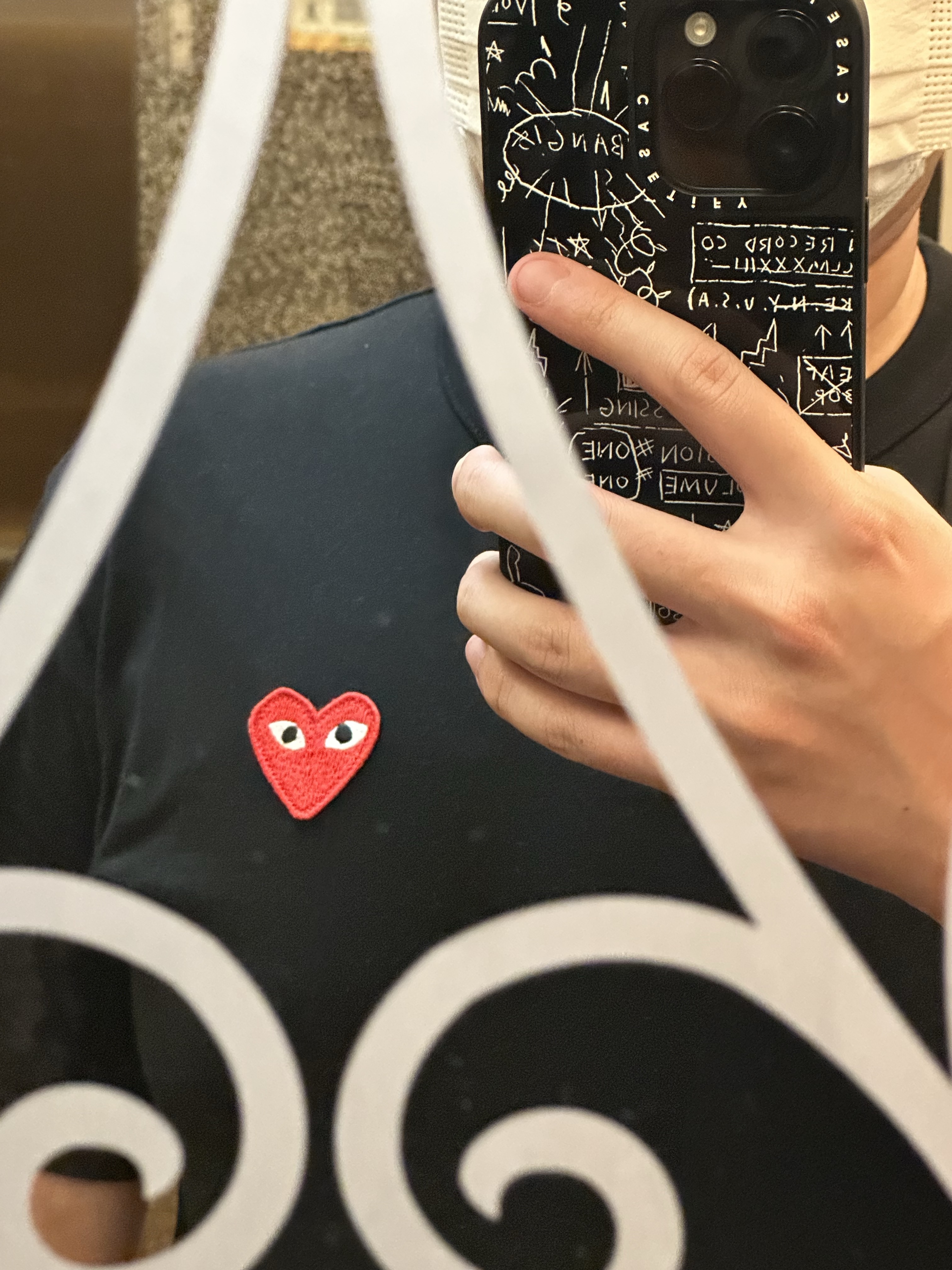 Play Comme des Garcons Red Heart T-Shirt Black 착용 스타일 - 2