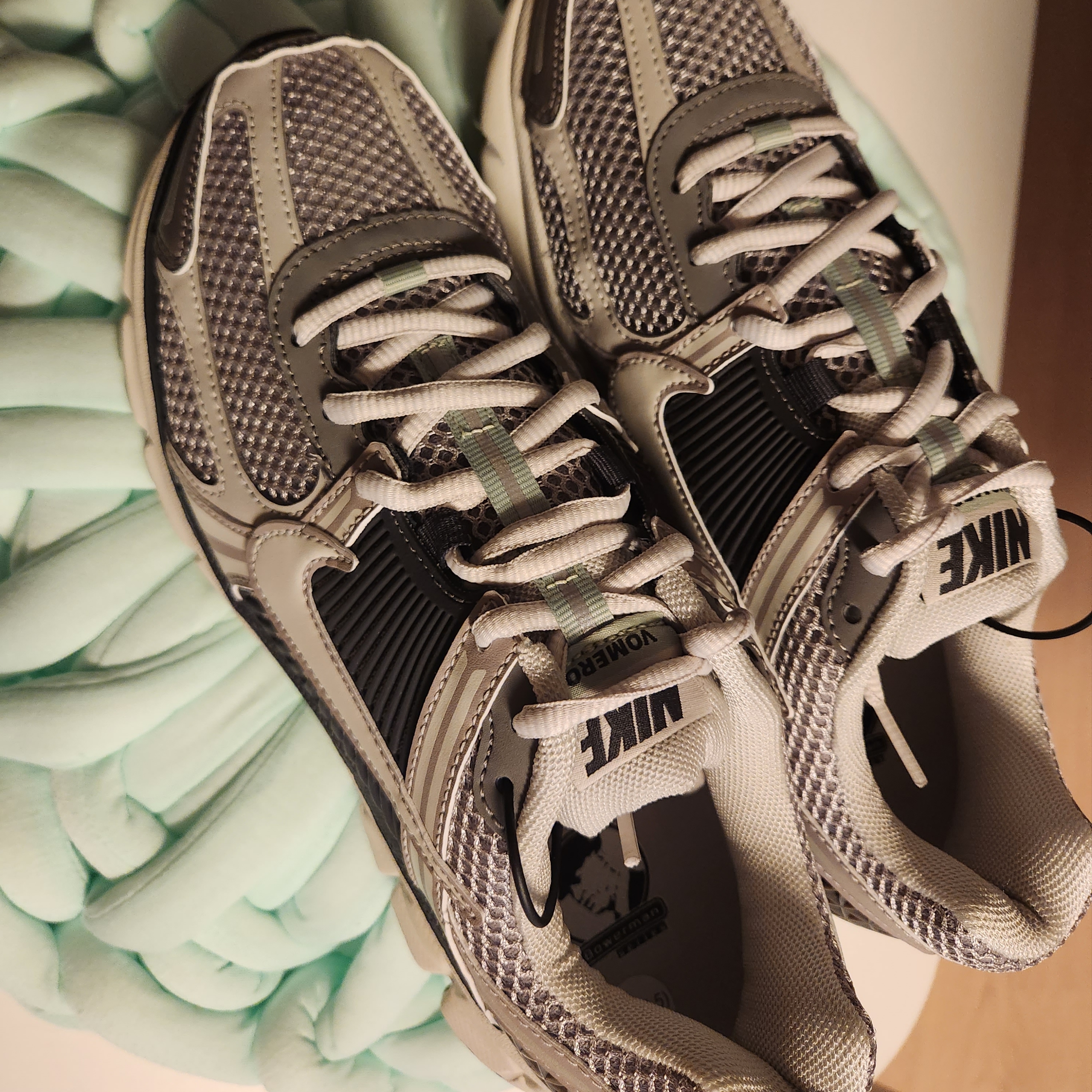 (W) Nike Zoom Vomero 5 Cobblestone and Flat Pewter 착용 스타일