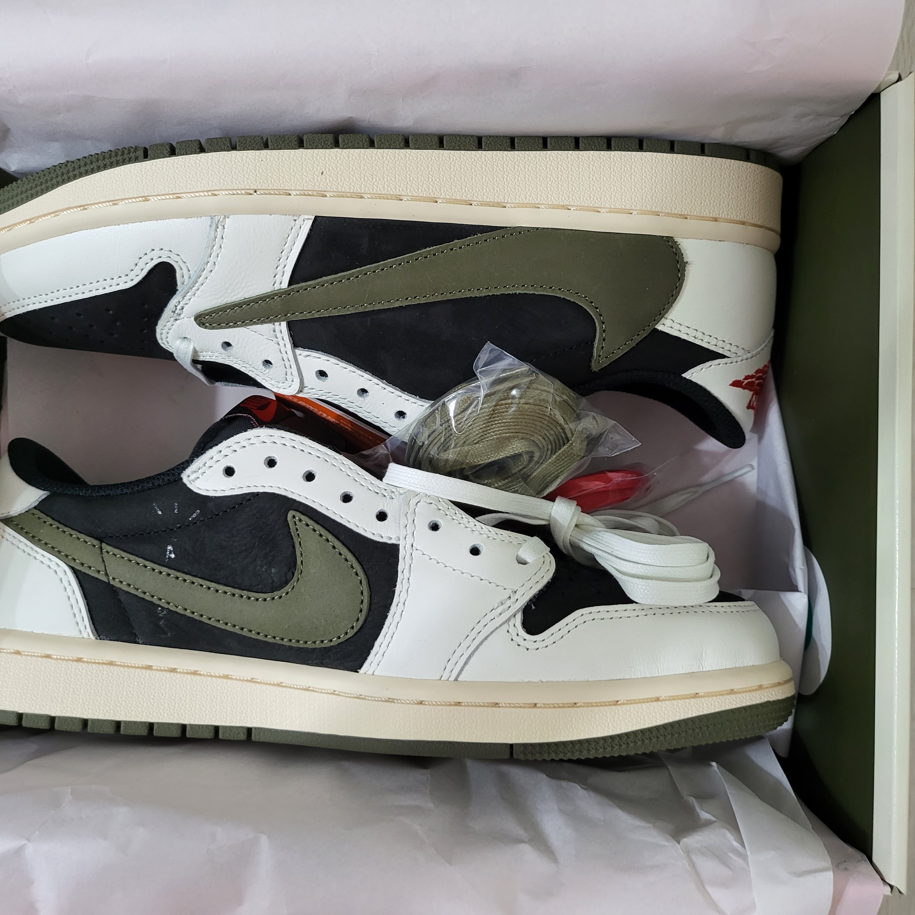 (W) Jordan 1 x Travis Scott Retro Low OG SP Medium Olive 착용 스타일 - 1