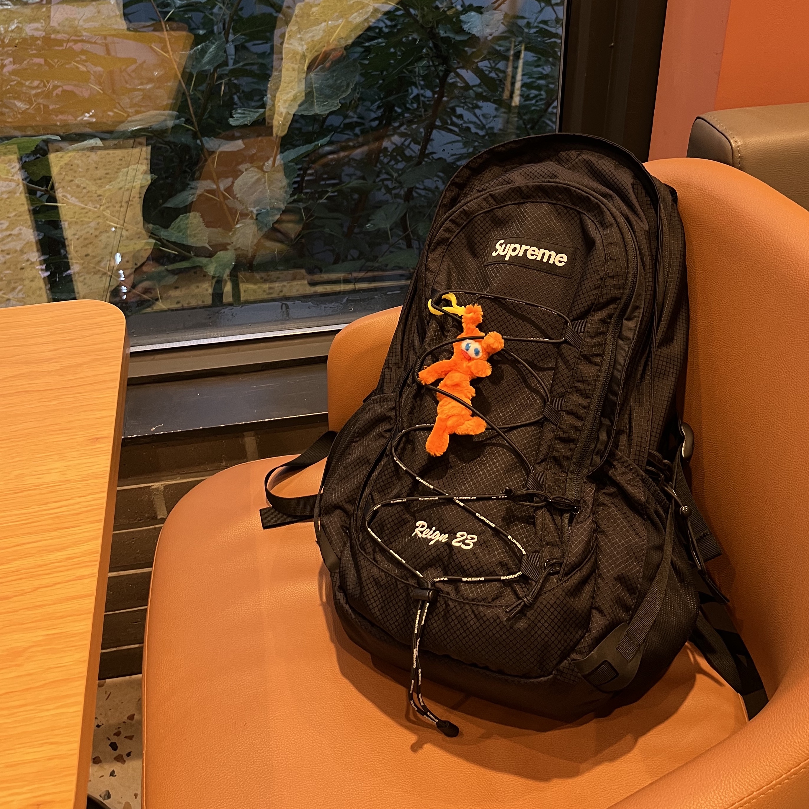 Supreme Backpack Black - 22SS 착용 스타일