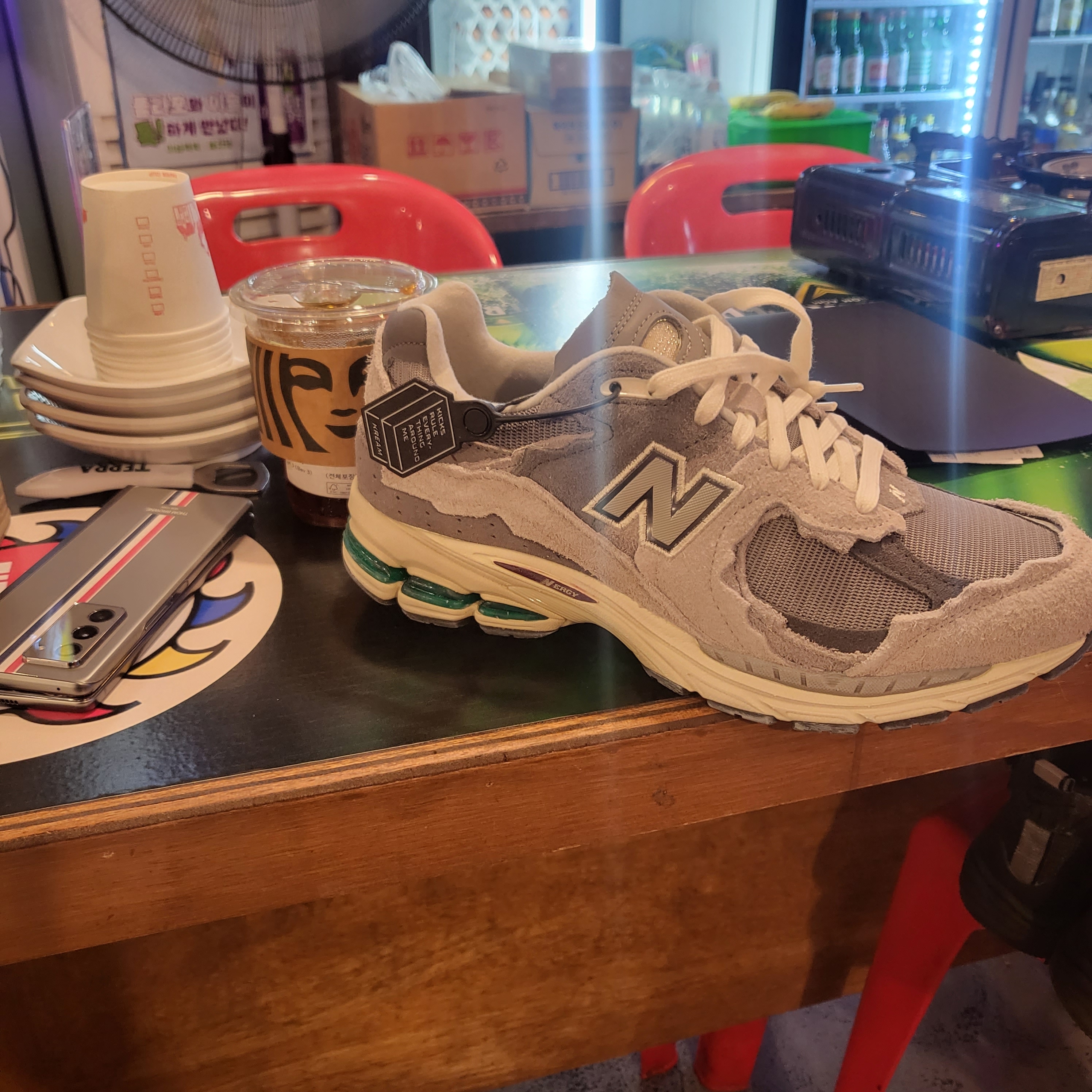 New Balance 2002R Protection Pack Rain Cloud 착용 스타일
