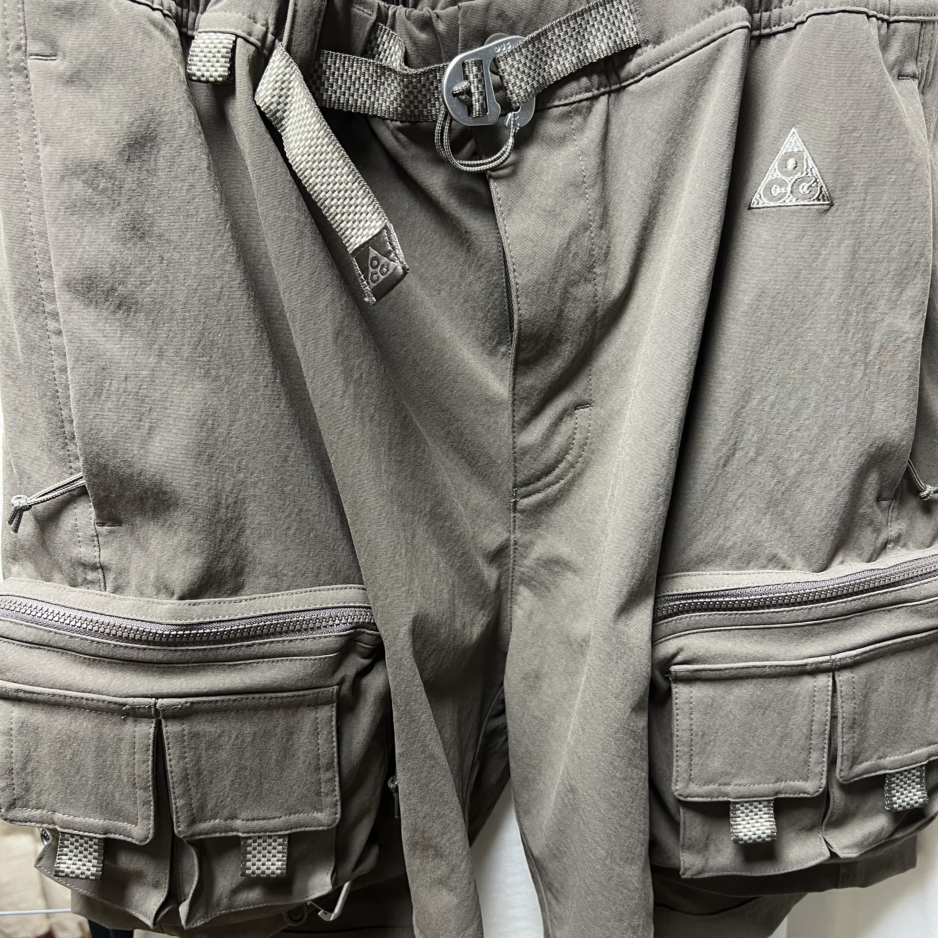 Nike ACG Cargo Shorts Ironstone - Asia 착용 스타일