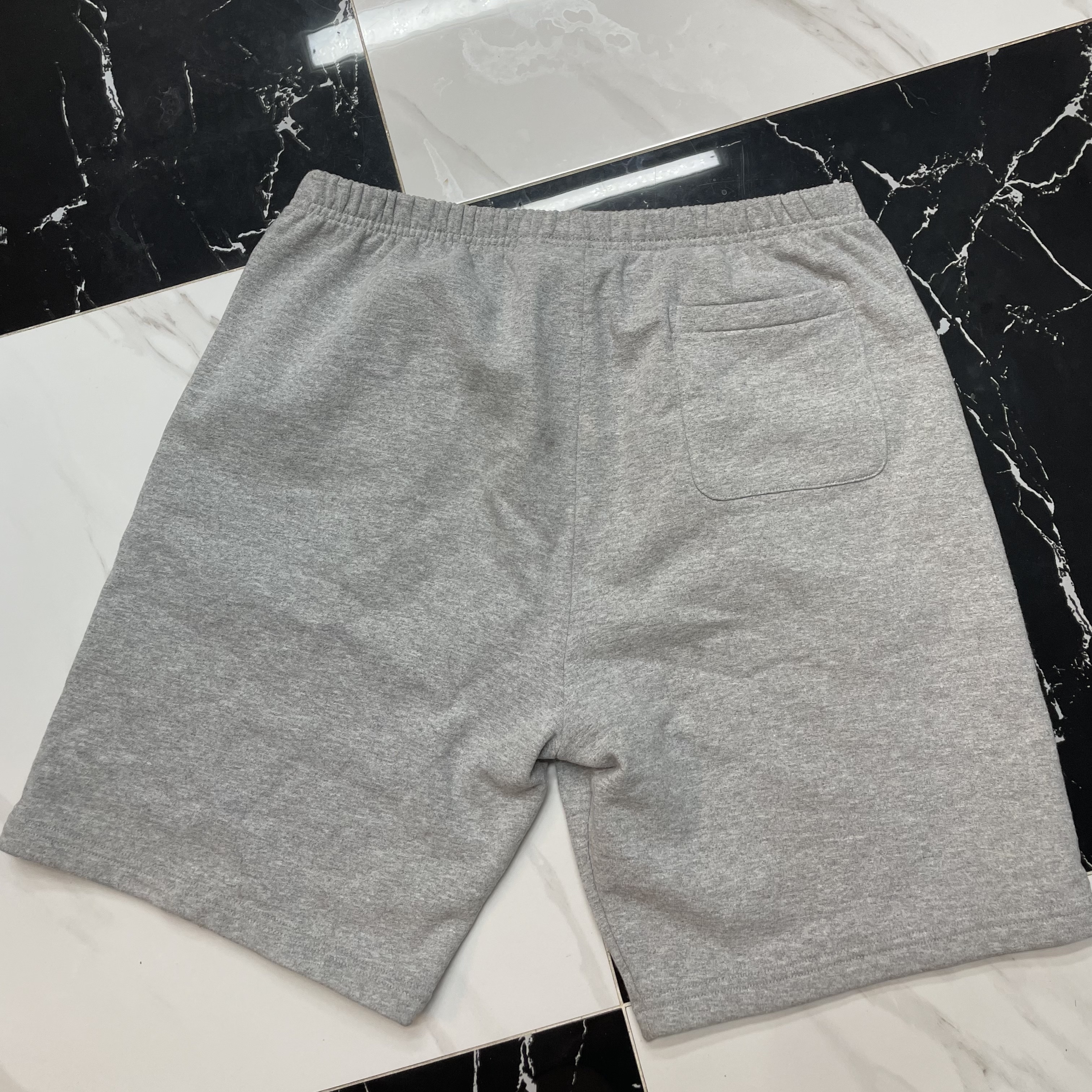 Supreme Small Box Sweatshorts Ash Grey 착용 스타일 - 2