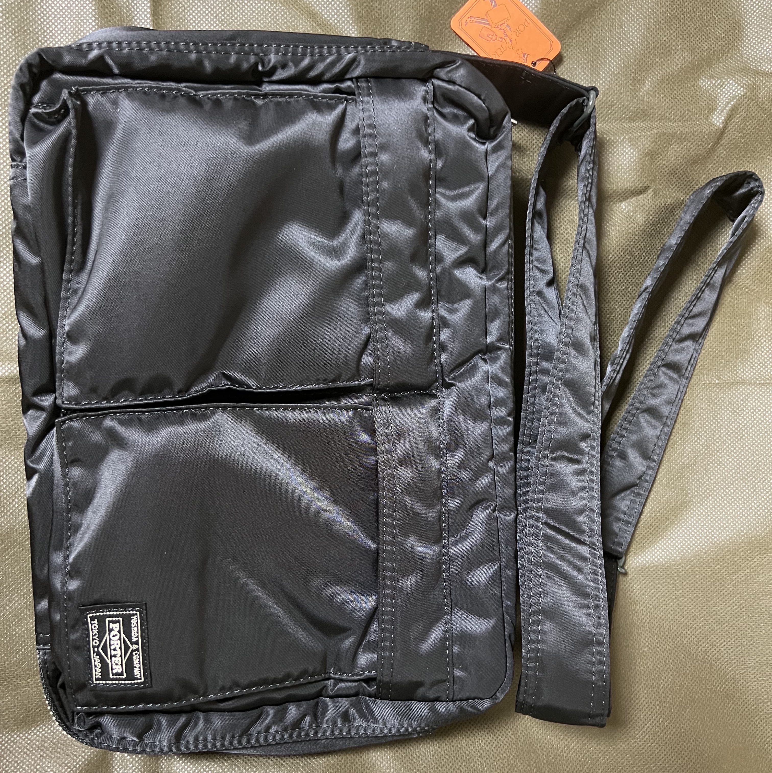 Porter Tanker Shoulder Bag L Black 착용 스타일