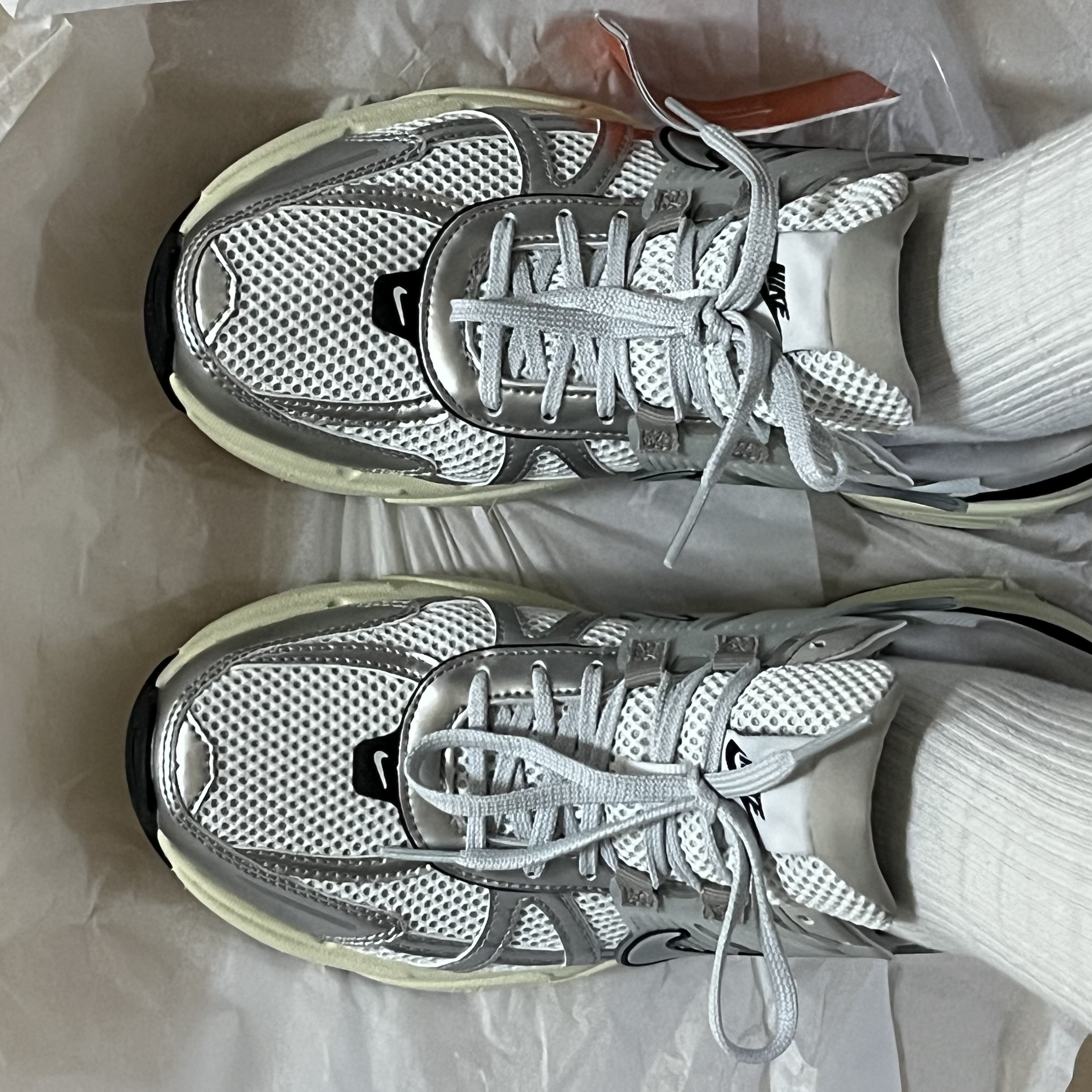 Nike V2K Run Summit White Metallic Silver 착용 스타일 - 1