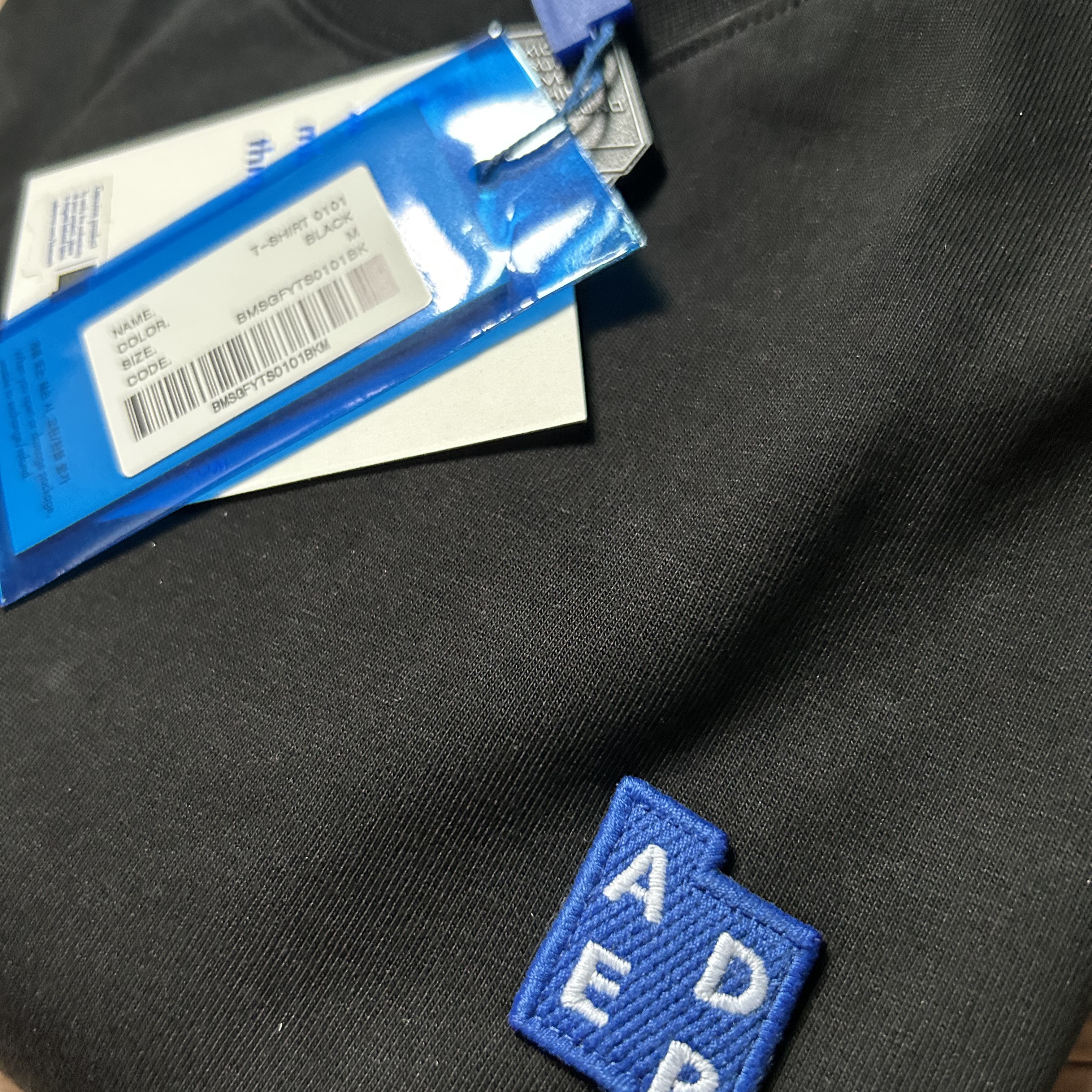 Ader Error Sig; TRS/BL Tag T-Shirt 01 Black 착용 스타일