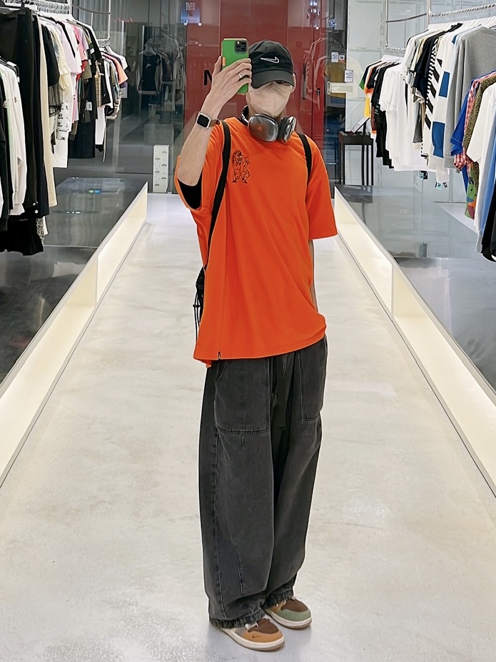 Jordan 1 x Zion Williamson Retro Low OG Flax and Oil Green, Nike NRG ACG T-Shirt Trolls Rush Orange - US/EU 착용 스타일 - 1