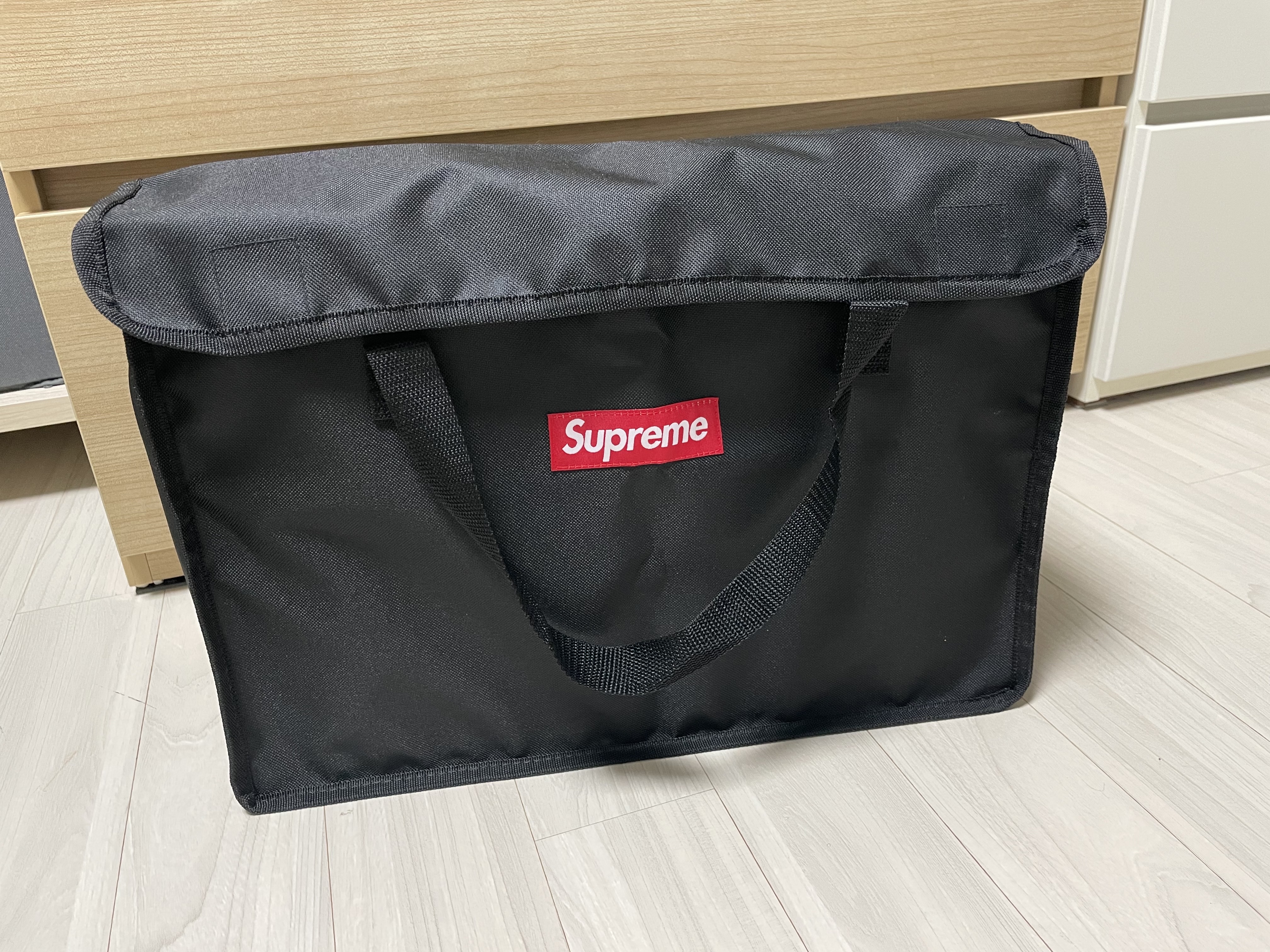 Supreme x Coleman Charcoal Grill Red - 23SS 착용 스타일 - 4