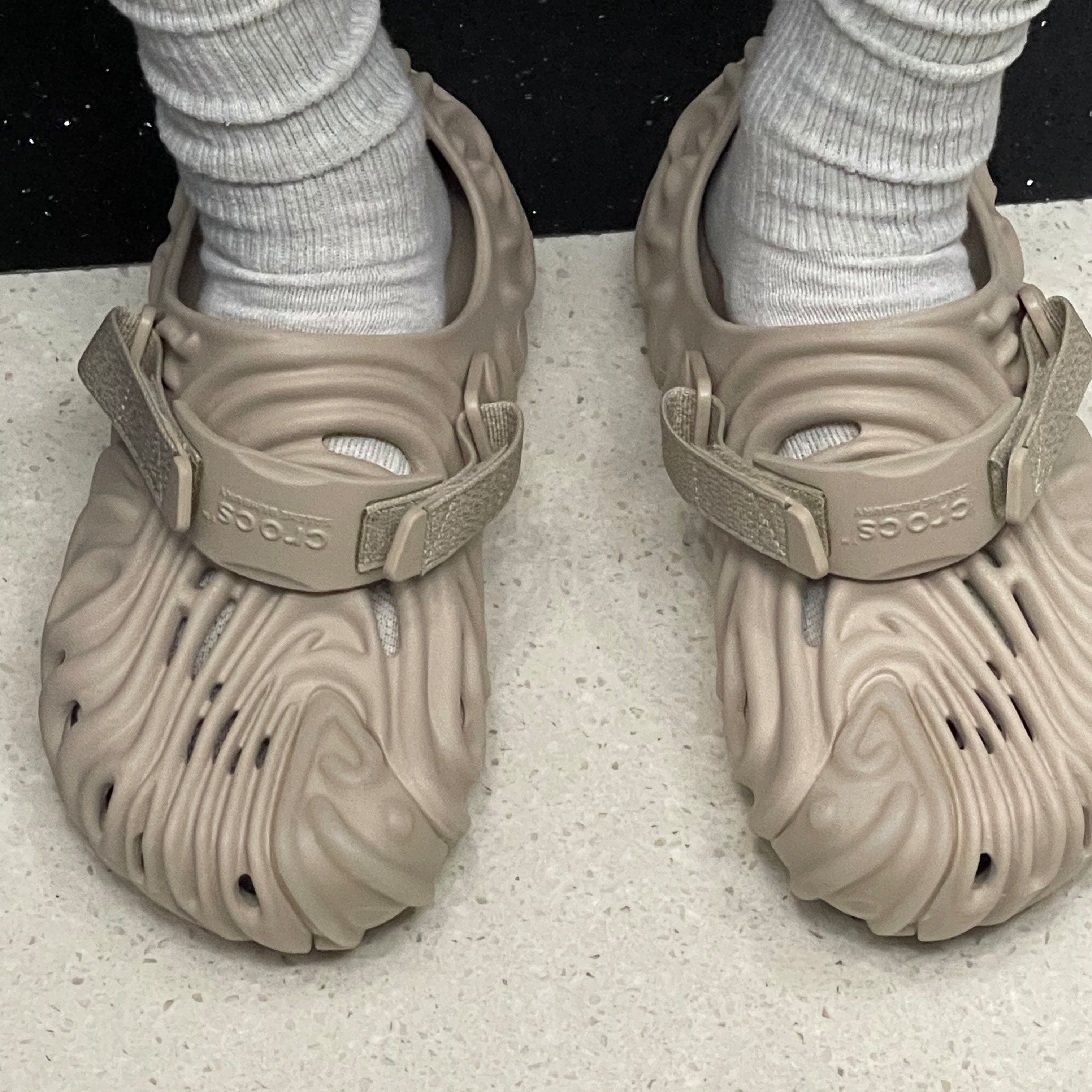Crocs x Salehe Bembury Pollex Clog Horchata 착용 스타일 - 1