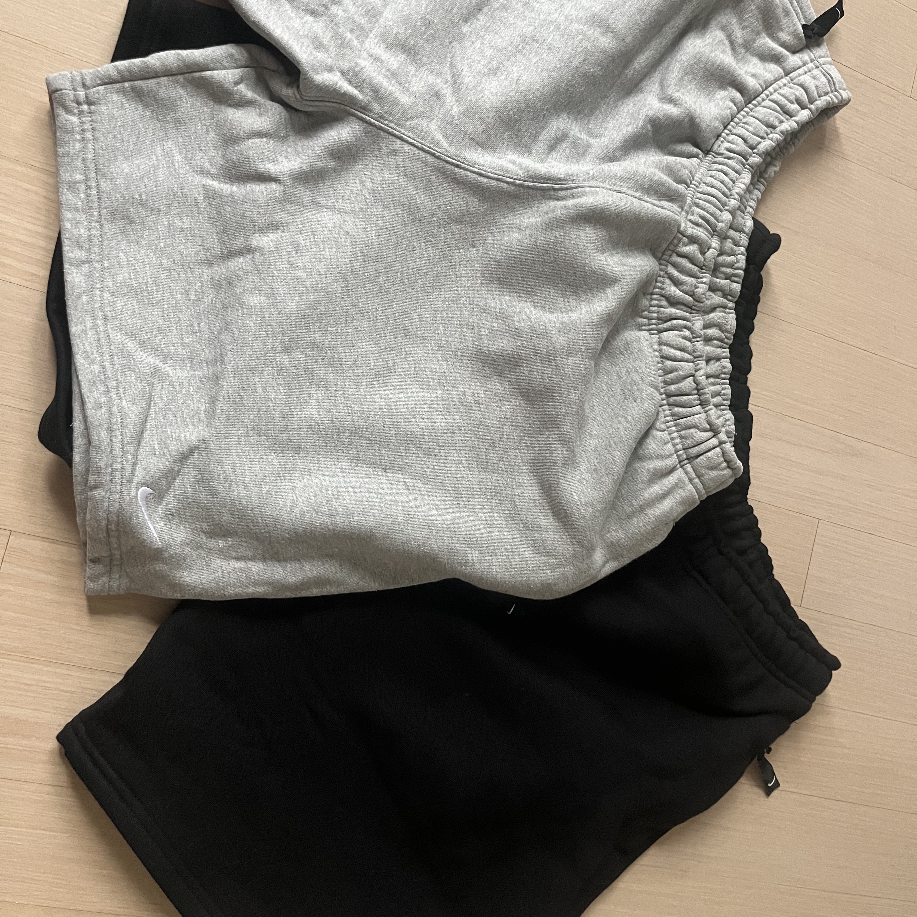 Nike NRG Solo Swoosh Fleece Shorts Dark Grey Heather - Asia, Nike NRG Solo Swoosh Fleece Shorts Black - Asia 착용 스타일