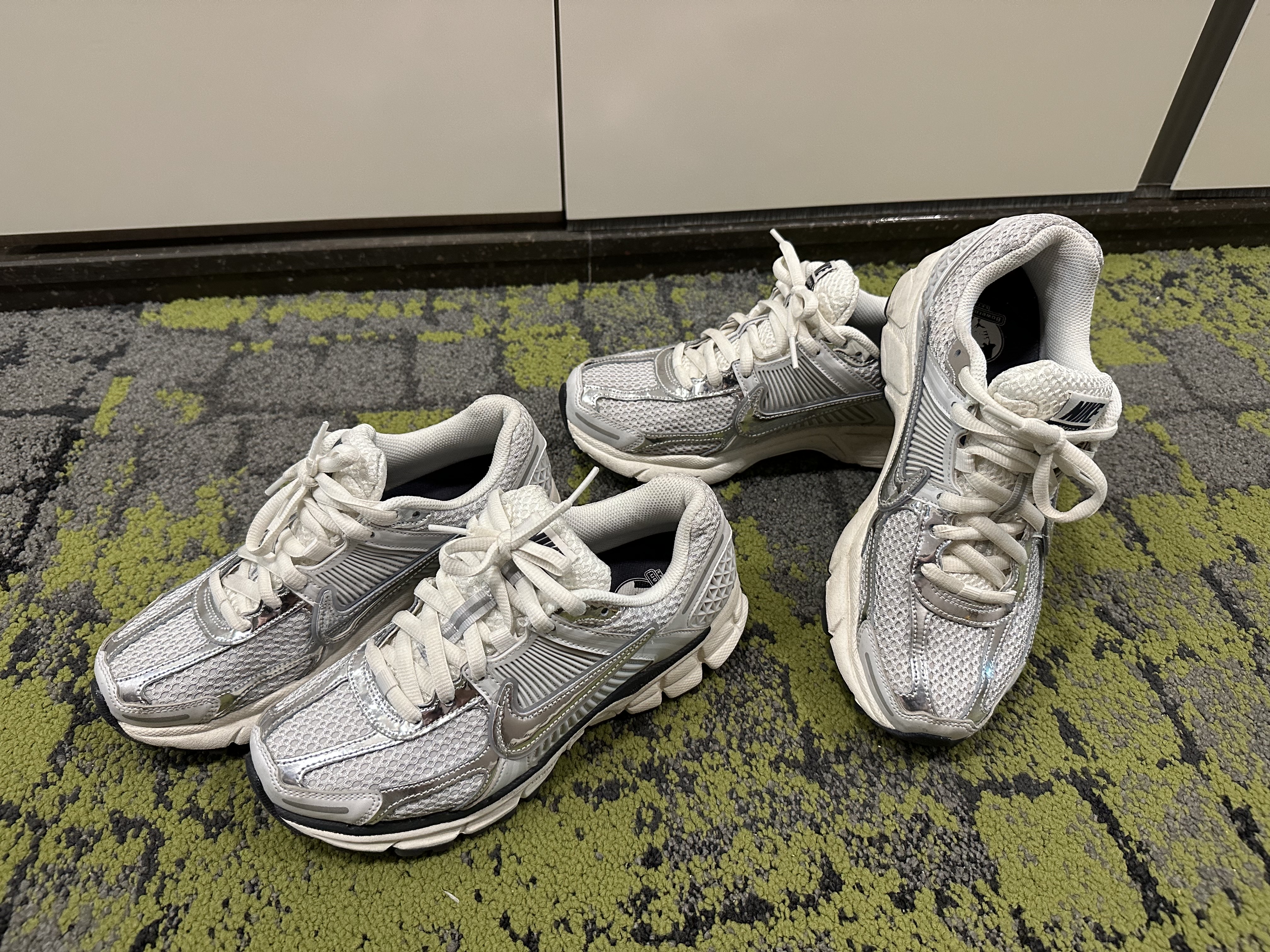 (W) Nike Zoom Vomero 5 Photon Dust and Metallic Silver 착용 스타일 - 2