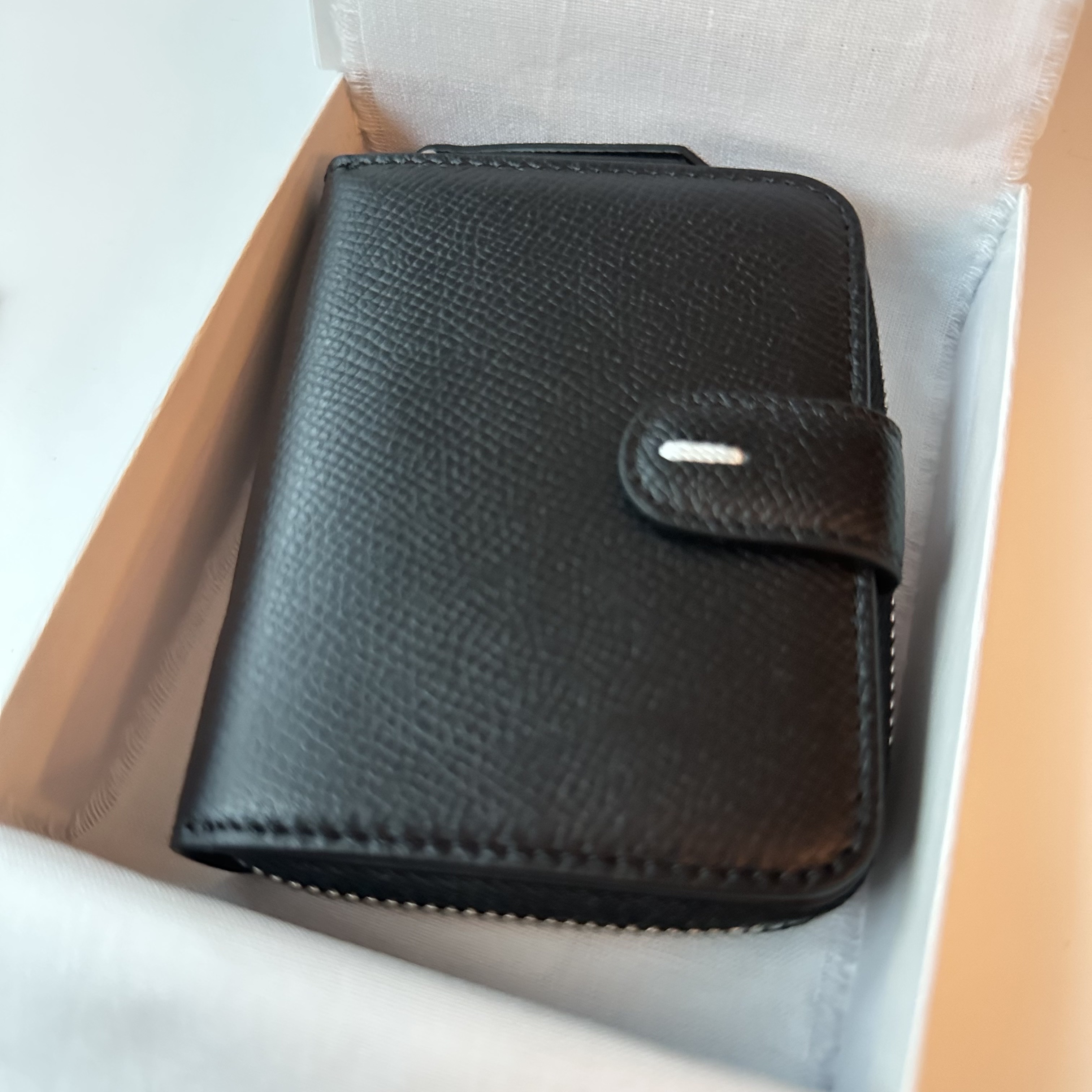 Maison Margiela Zip Around Compact Wallet Black 착용 스타일 - 3