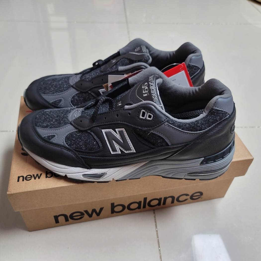 New Balance 991 Made in UK Black Grey 착용 스타일 - 2