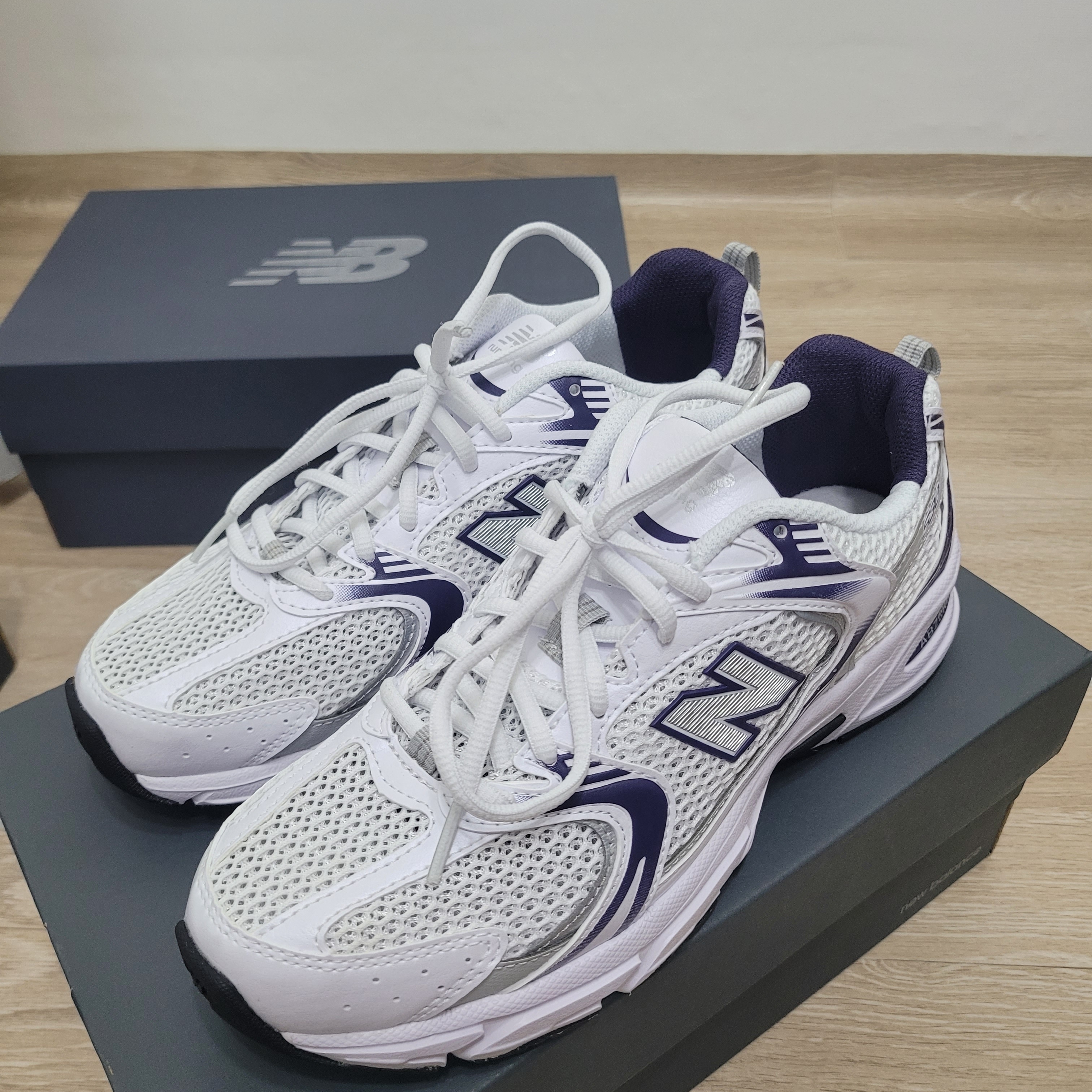 New Balance 530 White Dark Mercury 착용 스타일 - 1