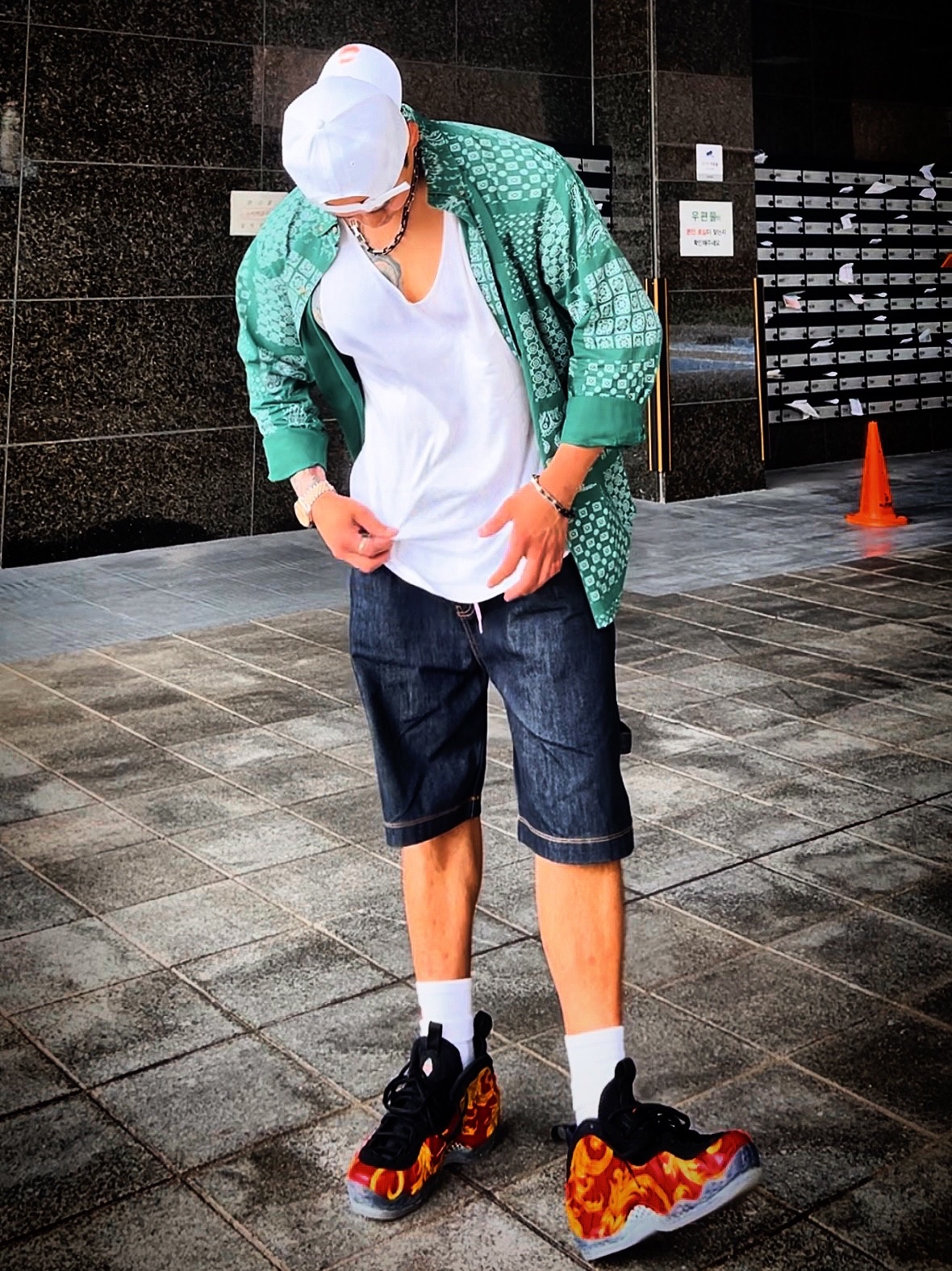 Supreme Paisley Grid Shirt Black - 20SS, Nike x Supreme Air Foamposite One Red 착용 스타일 - 1