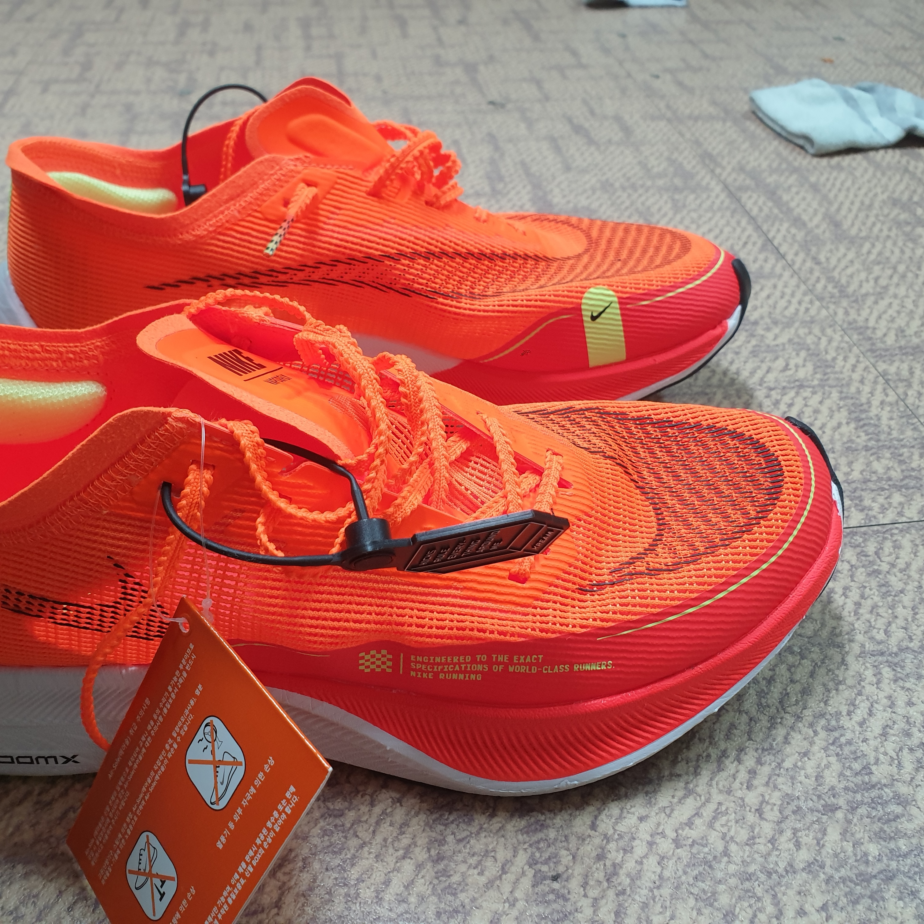 Nike ZoomX Vaporfly Next% 2 Total Orange 착용 스타일 - 2