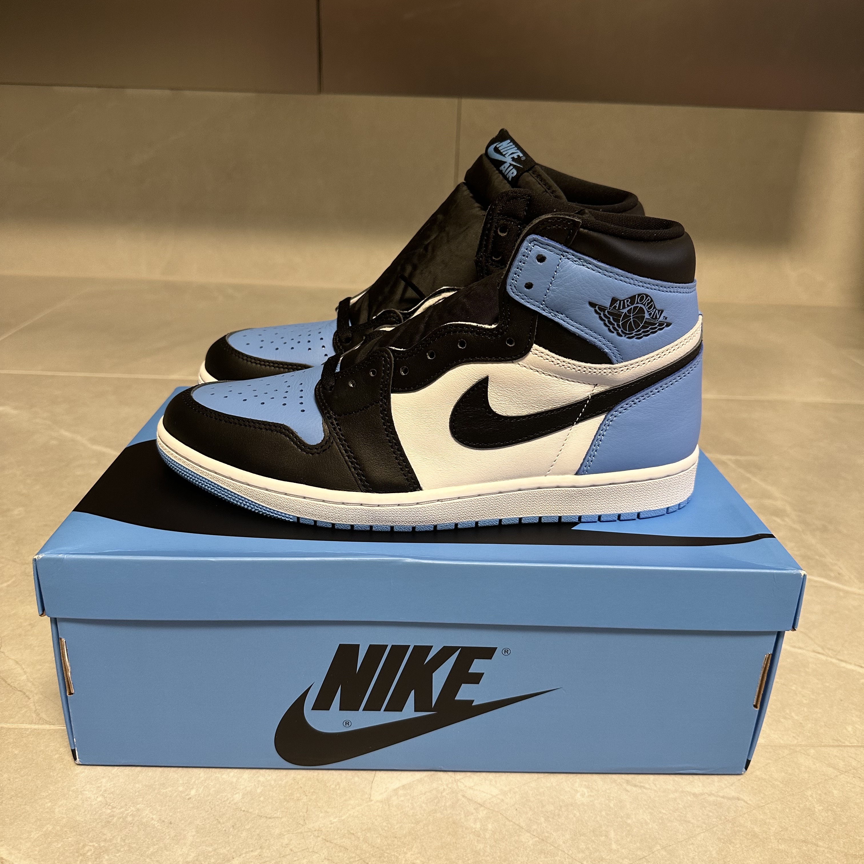Jordan 1 Retro High OG University Blue 착용 스타일 - 1