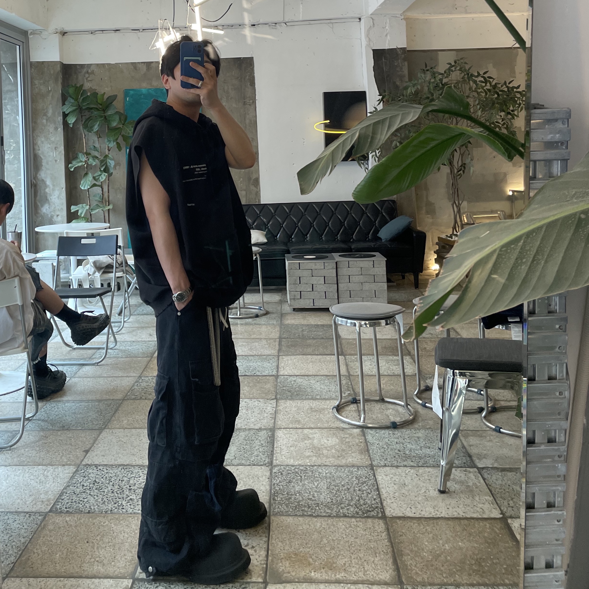Project G/R Crinkle Denim Cargo Pants Black, Project G/R Artwork Label Sleeveless Hoodie Dirty White 착용 스타일