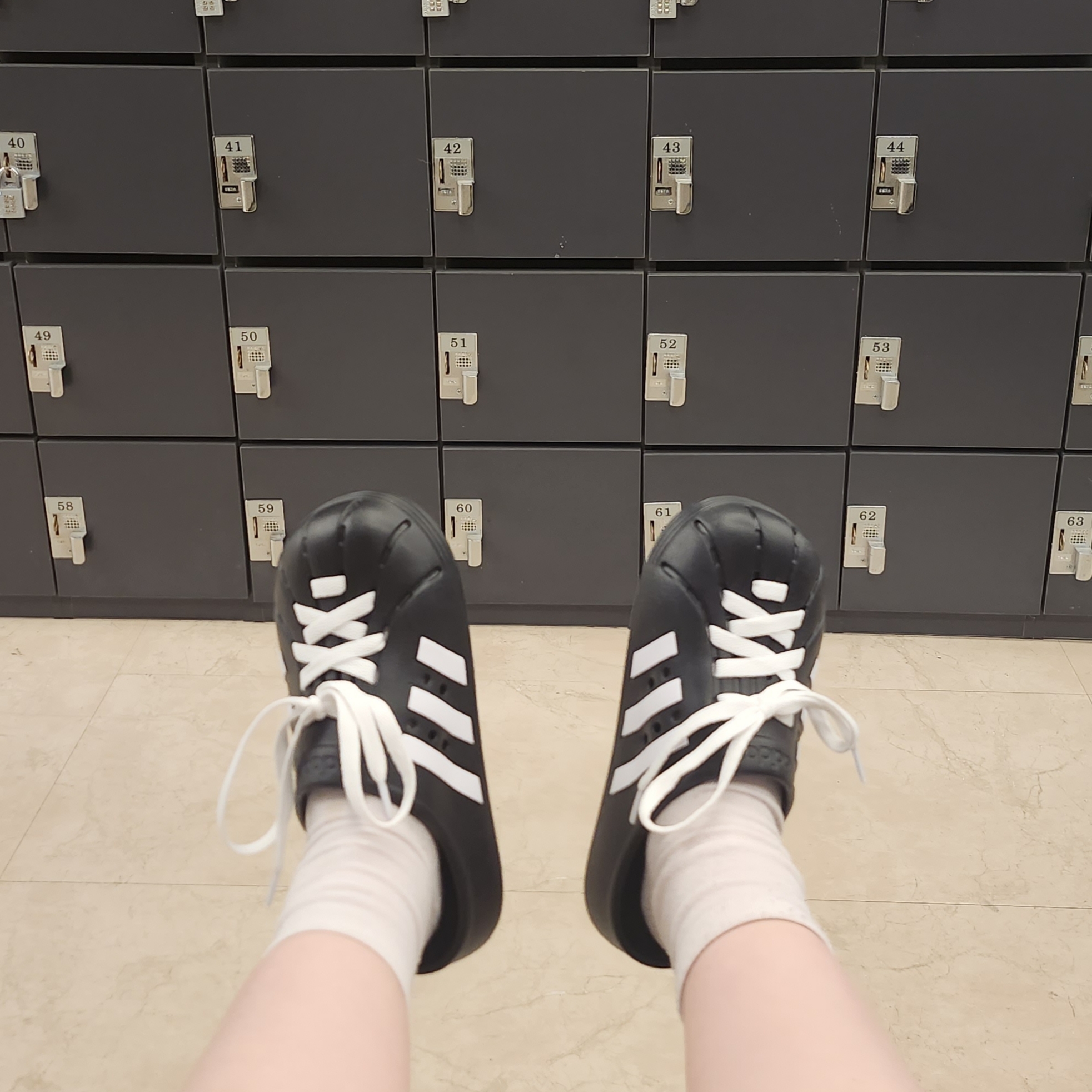 Adidas Adilette Clog Black White 착용 스타일