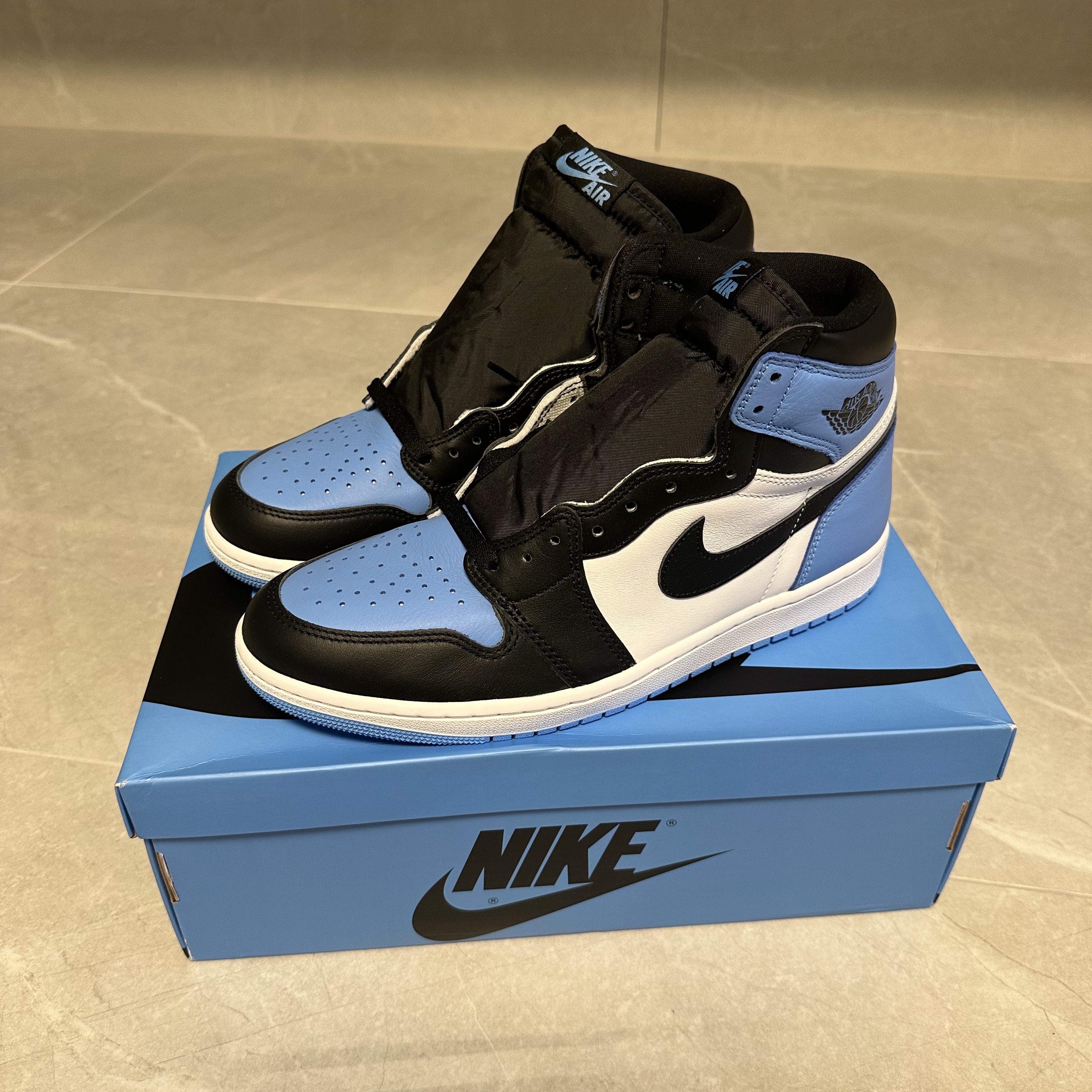 Jordan 1 Retro High OG University Blue 착용 스타일 - 3