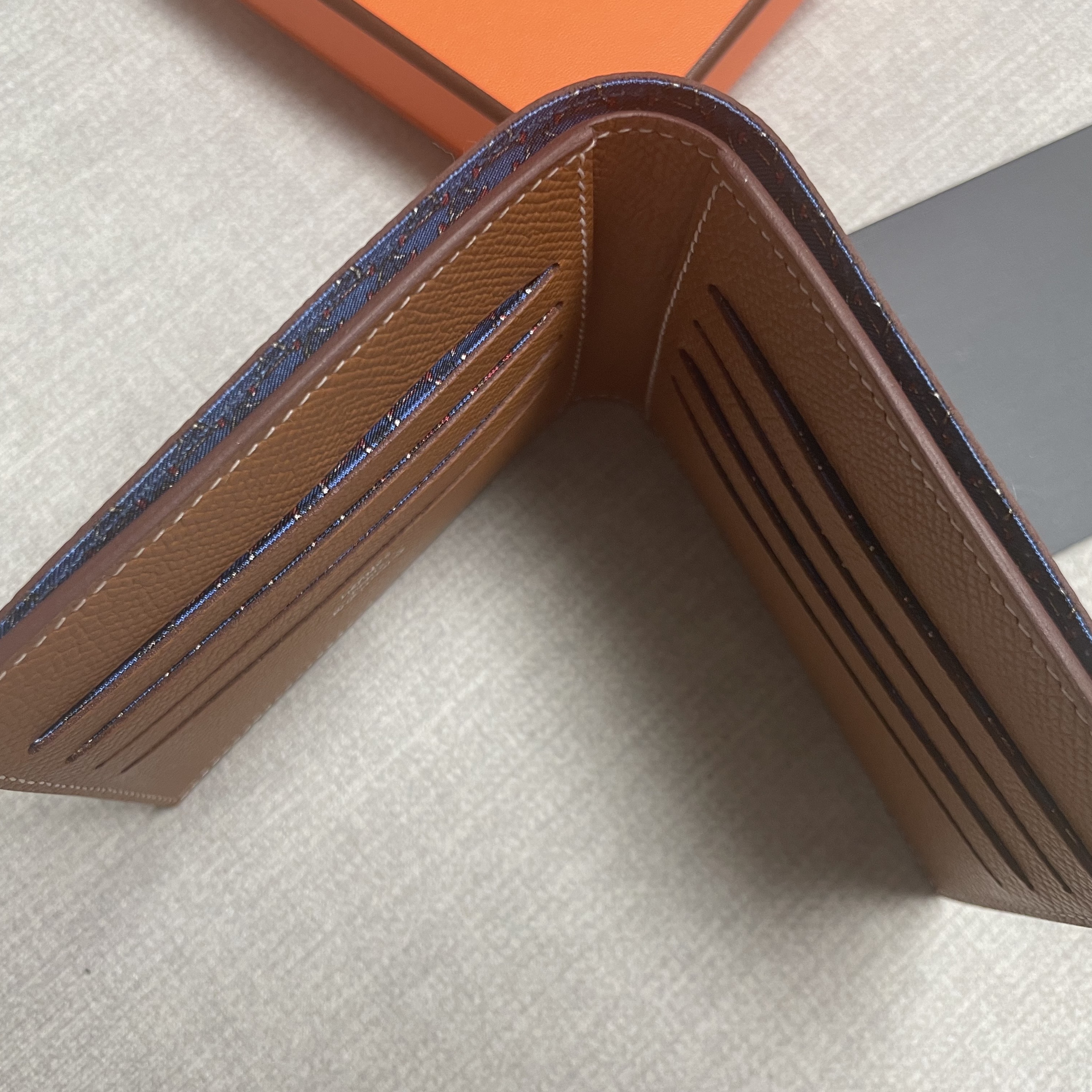 Hermes Citizen Twill Compact Wallet Epsom & Gold Bleu France Bleu Saphir 착용 스타일 - 2