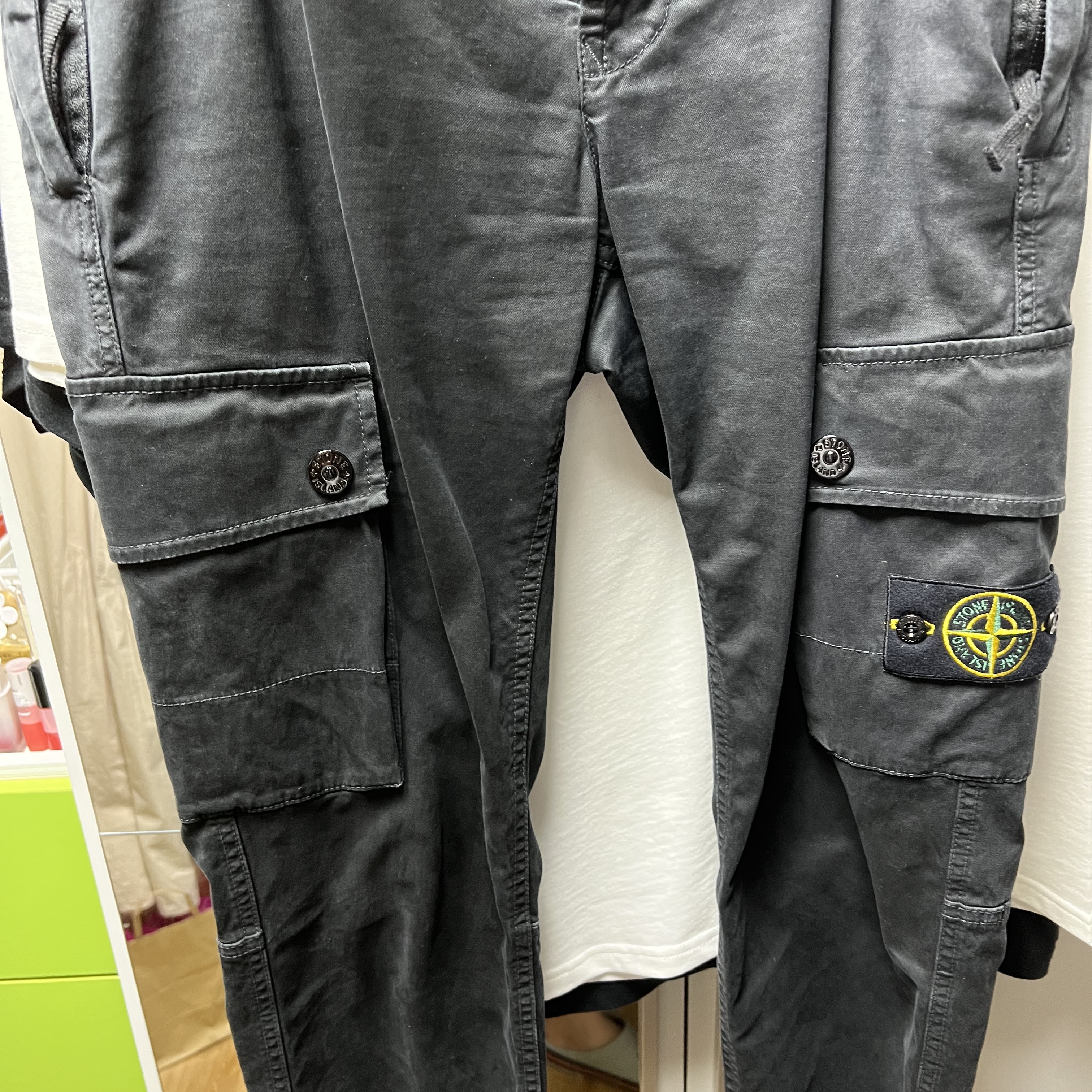 Stone Island 303L1 Compass Patch Cargo Pants Black - 22FW 착용 스타일