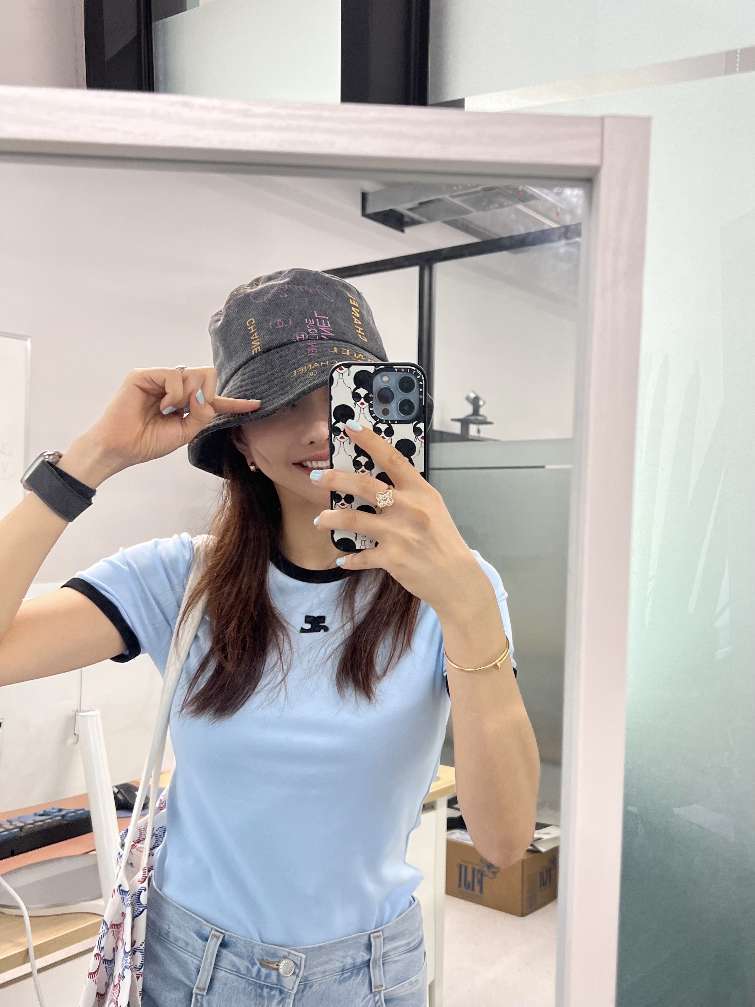 (W) Courreges Reedition Bumpy Contrast T-Shirt Sky Ocean Blue, Apple Watch Ultra 49mm Titanium Case with Trail Loop S/M Black Gray (Korean Ver.) 착용 스타일 - 1