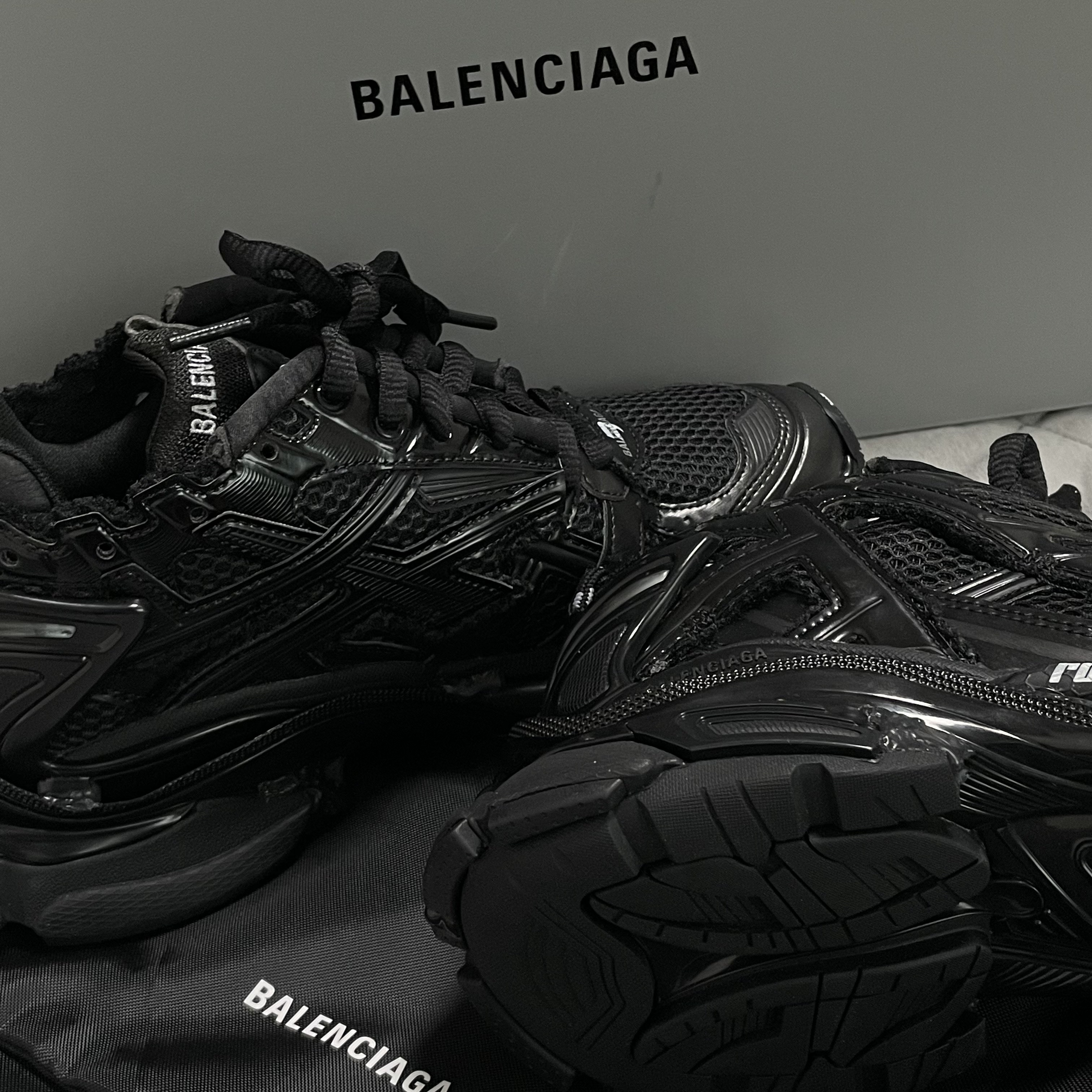 Balenciaga Runner Sneakers Monocolor Black 착용 스타일