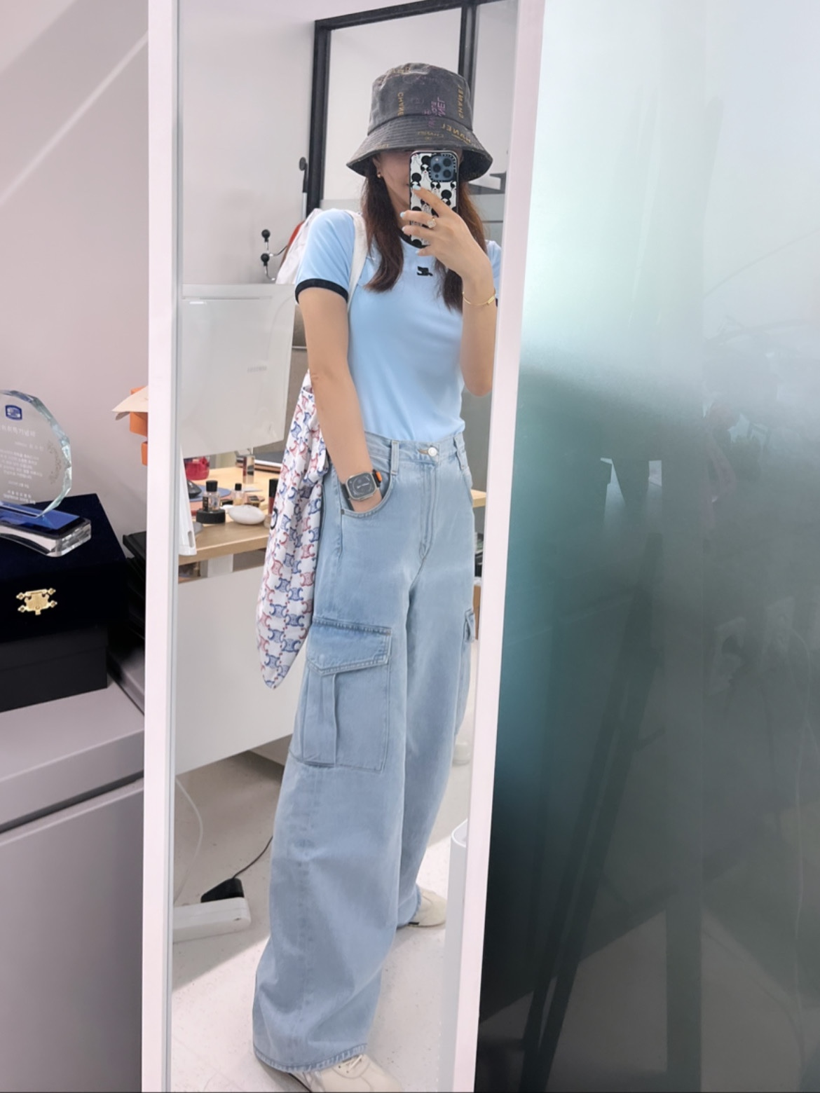 (W) Courreges Reedition Bumpy Contrast T-Shirt Sky Ocean Blue, Apple Watch Ultra 49mm Titanium Case with Trail Loop S/M Black Gray (Korean Ver.) 착용 스타일 - 2