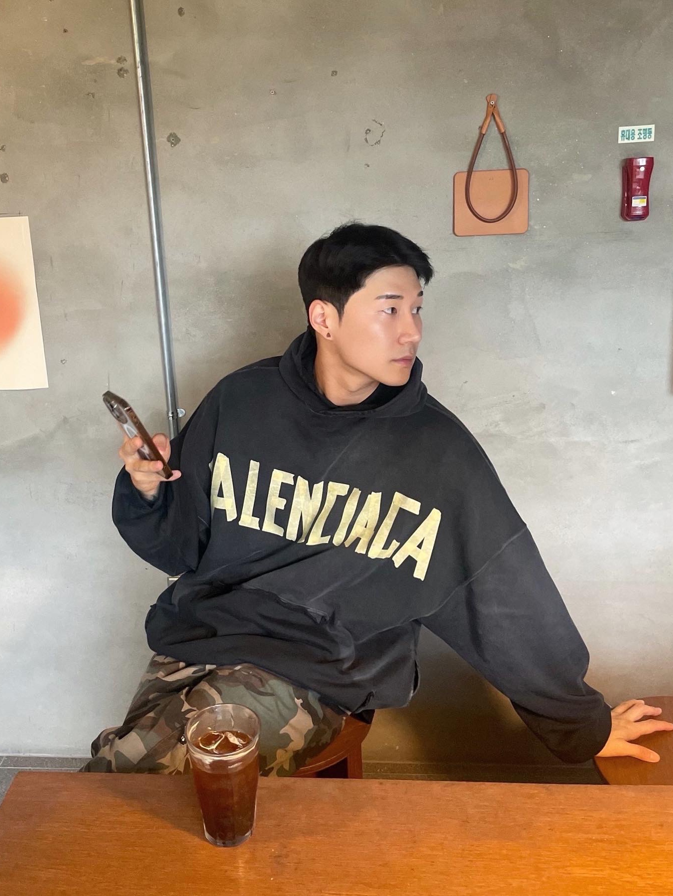 Balenciaga Tape Type Ripped Pocket Oversized Hoodie Faded Black, Balenciaga Tape Type Ripped Pocket Large Fit Zip-Up Hoodie Black 착용 스타일 - 2