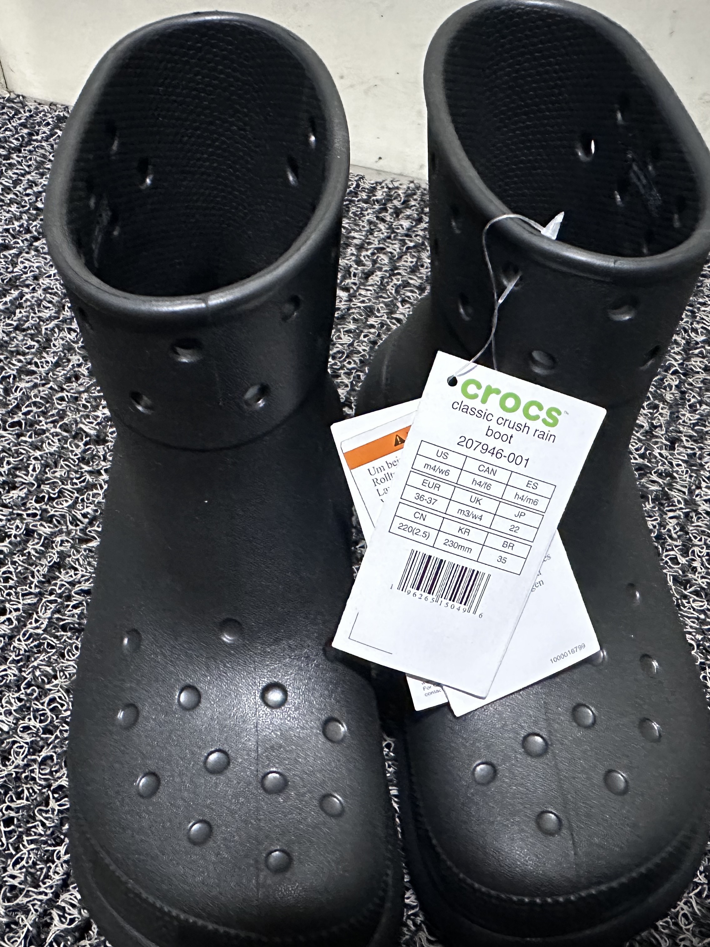 Crocs Classic Crush Boot Black 착용 스타일