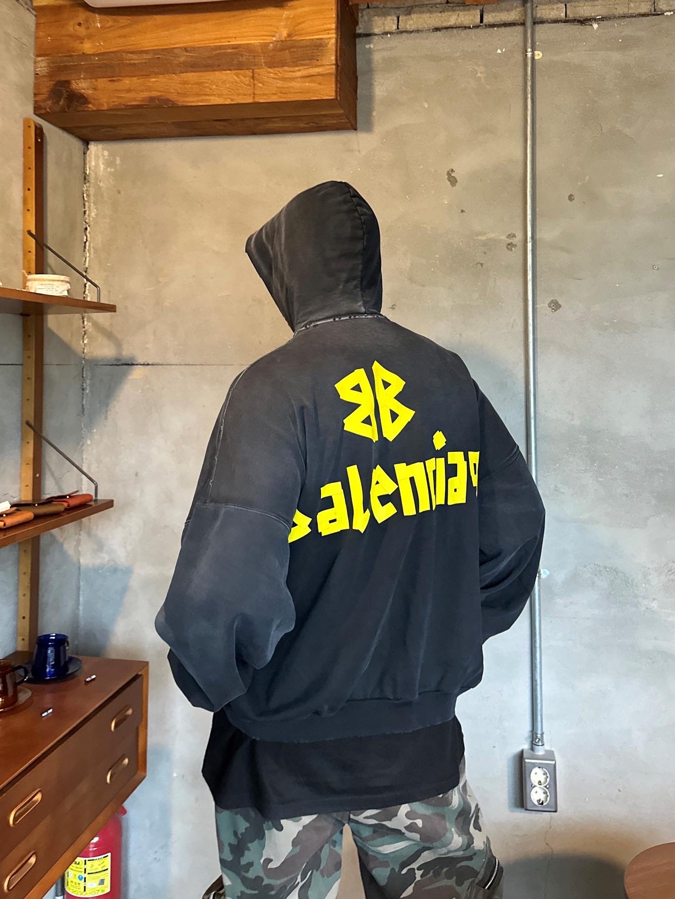 Balenciaga Tape Type Ripped Pocket Oversized Hoodie Faded Black, Balenciaga Tape Type Ripped Pocket Large Fit Zip-Up Hoodie Black 착용 스타일 - 3