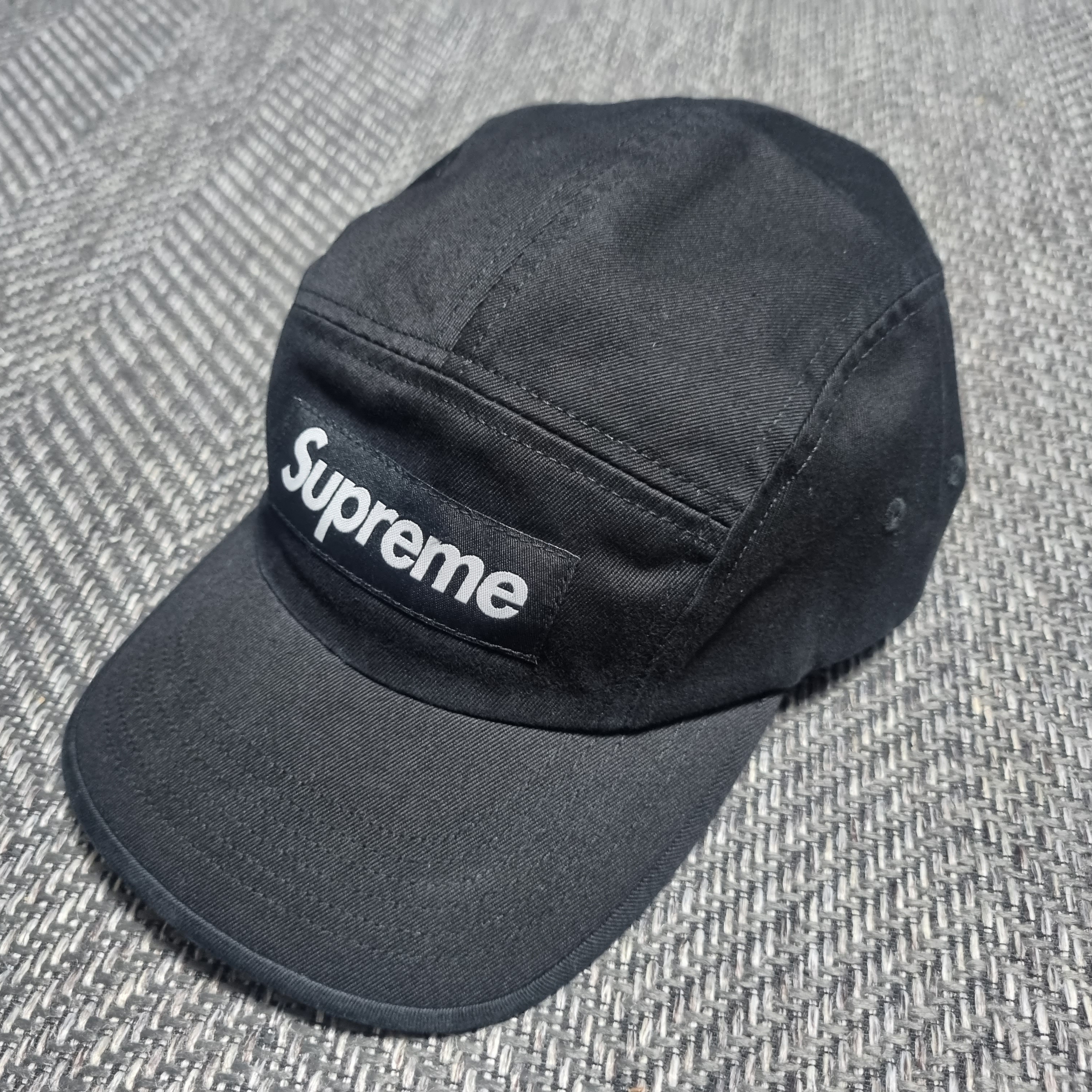 Supreme Washed Chino Twill Camp Cap Black 착용 스타일 - 1