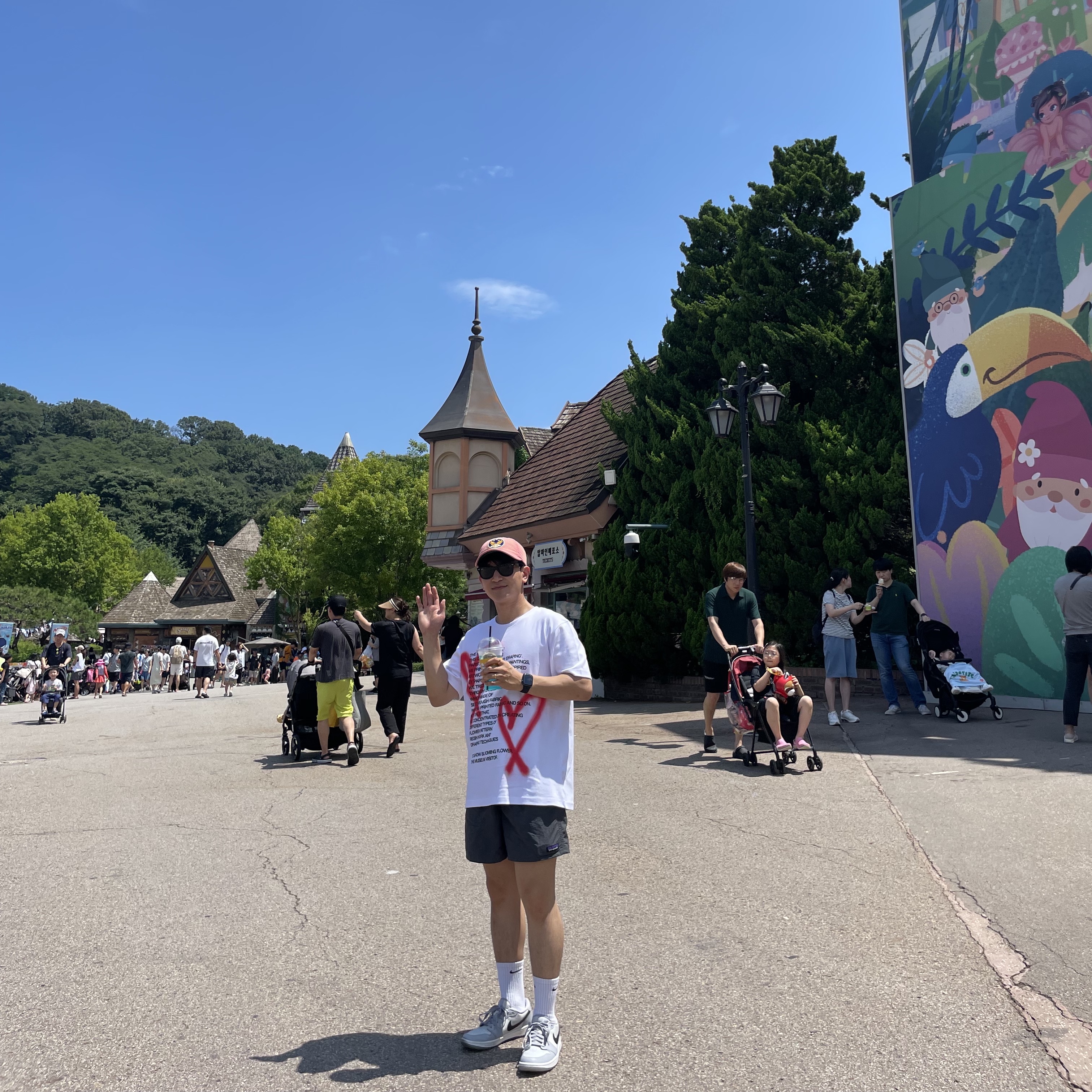 The Museum Visitor Heart Sprayed T-Shirt White, Double RL Garment Dyeing Twill Ball Cap Red 착용 스타일
