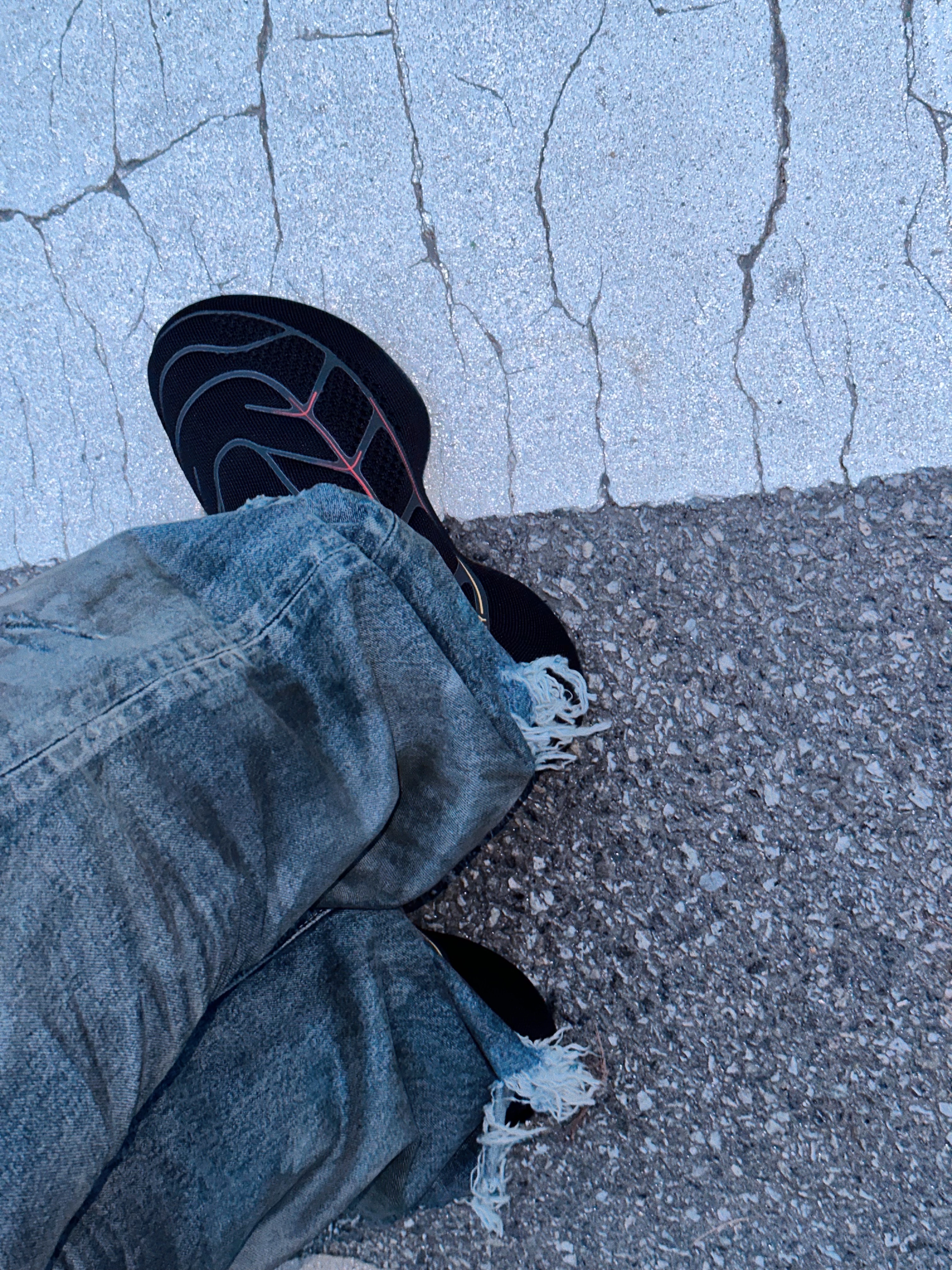 Balenciaga Large Baggy Jeans in Blue Coated Soft Denim, Balenciaga x Adidas Large Baggy Trousers Black 착용 스타일 - 4