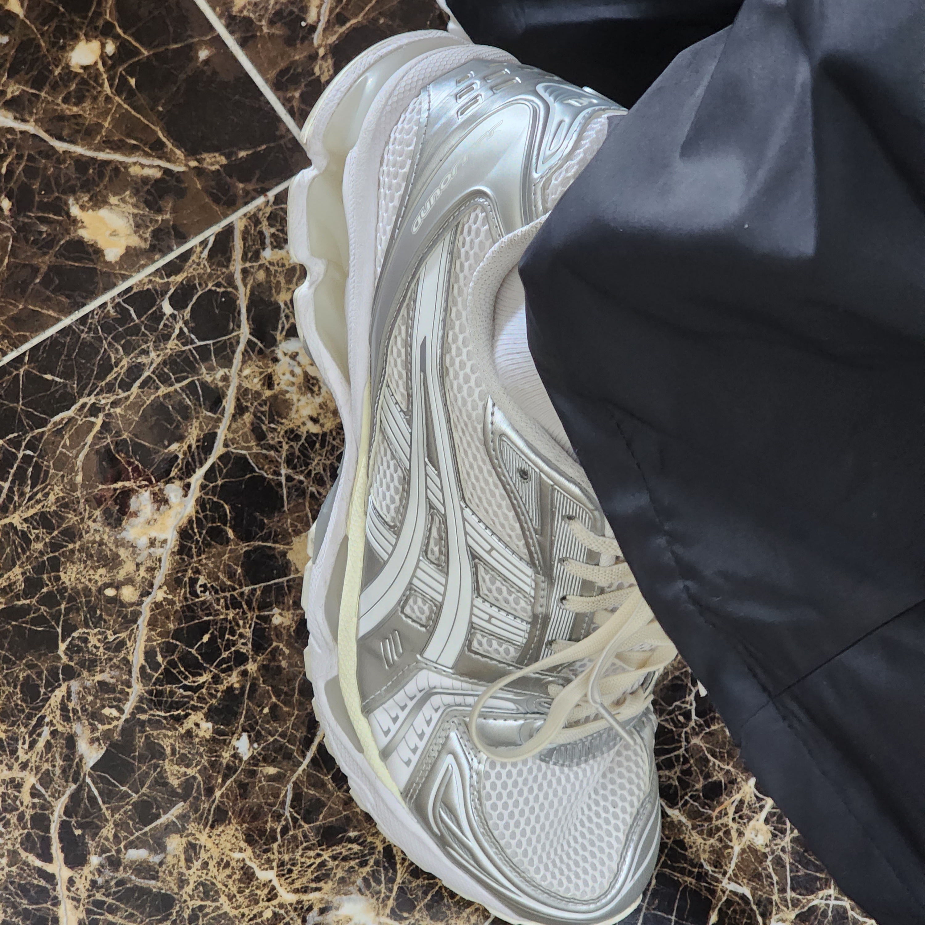 Asics x JJJJound Gel-Kayano 14 Silver White 착용 스타일 - 2