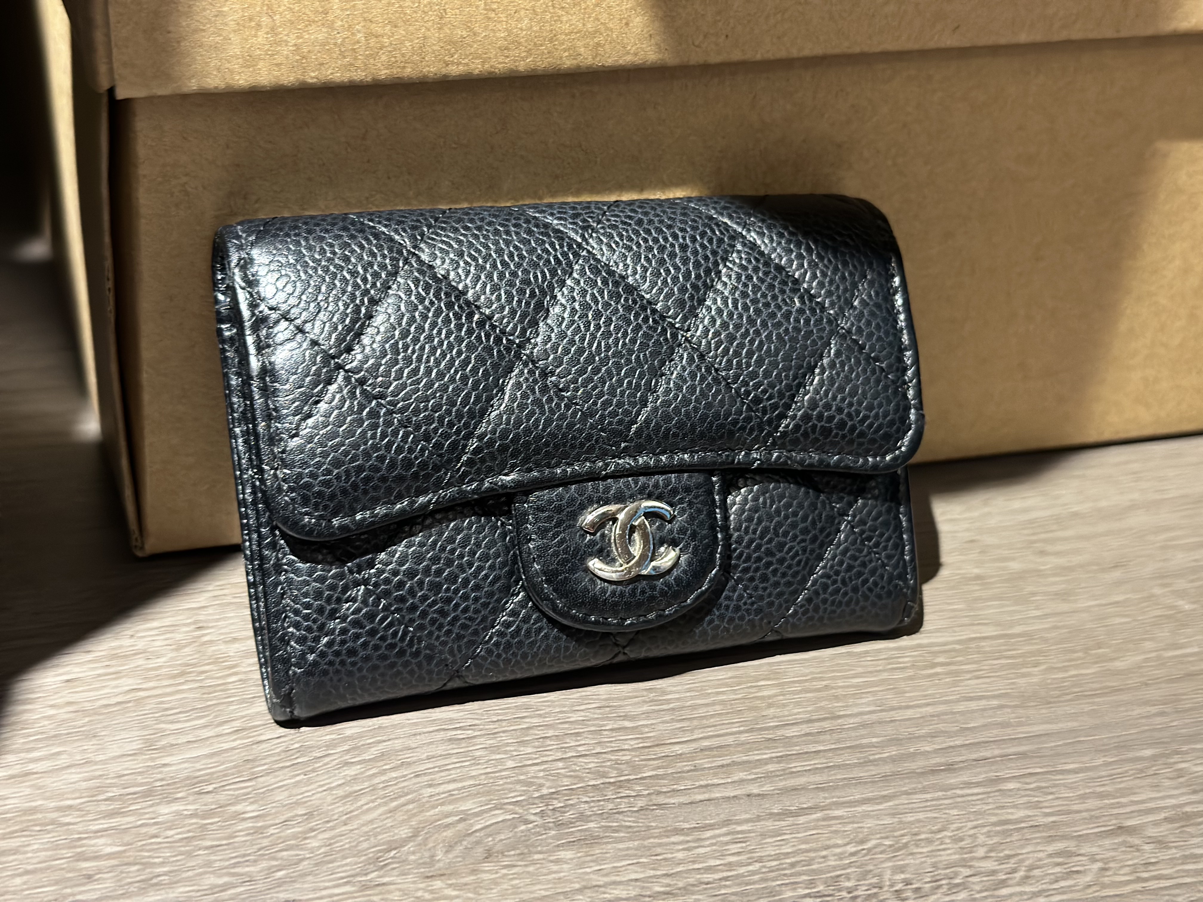 Chanel Classic Card Holder Grained Calfskin & Silver Black 착용 스타일