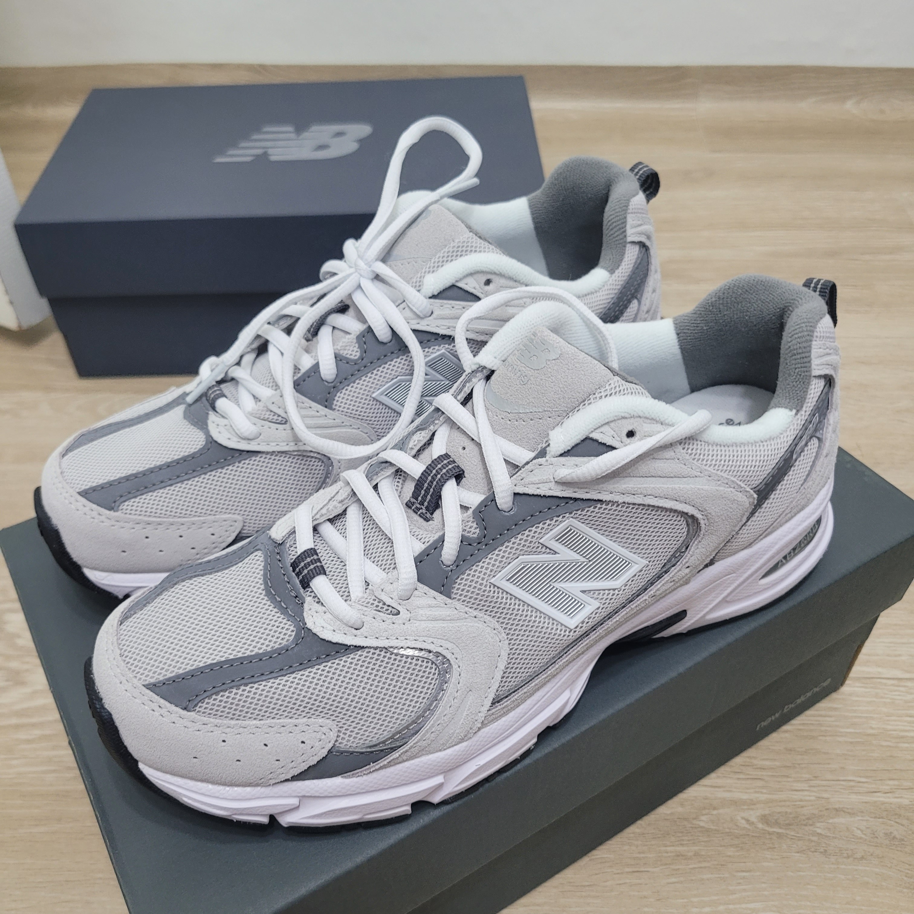 New Balance 530 Classic Grey 착용 스타일 - 1