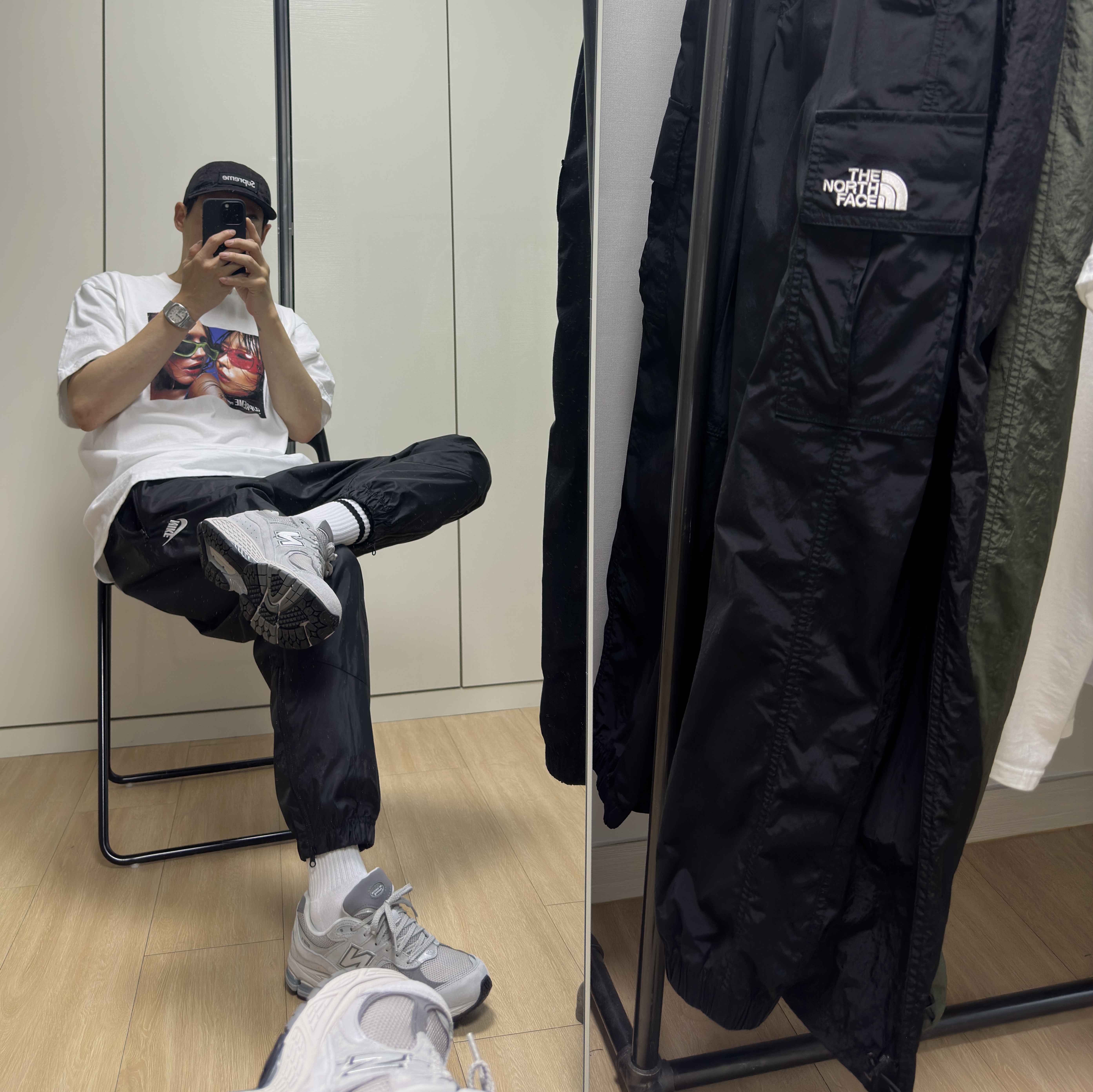 Supreme Overdyed Camo Nylon Camp Cap Black - 23SS, Supreme Eyewear T-Shirt White - 23SS 착용 스타일