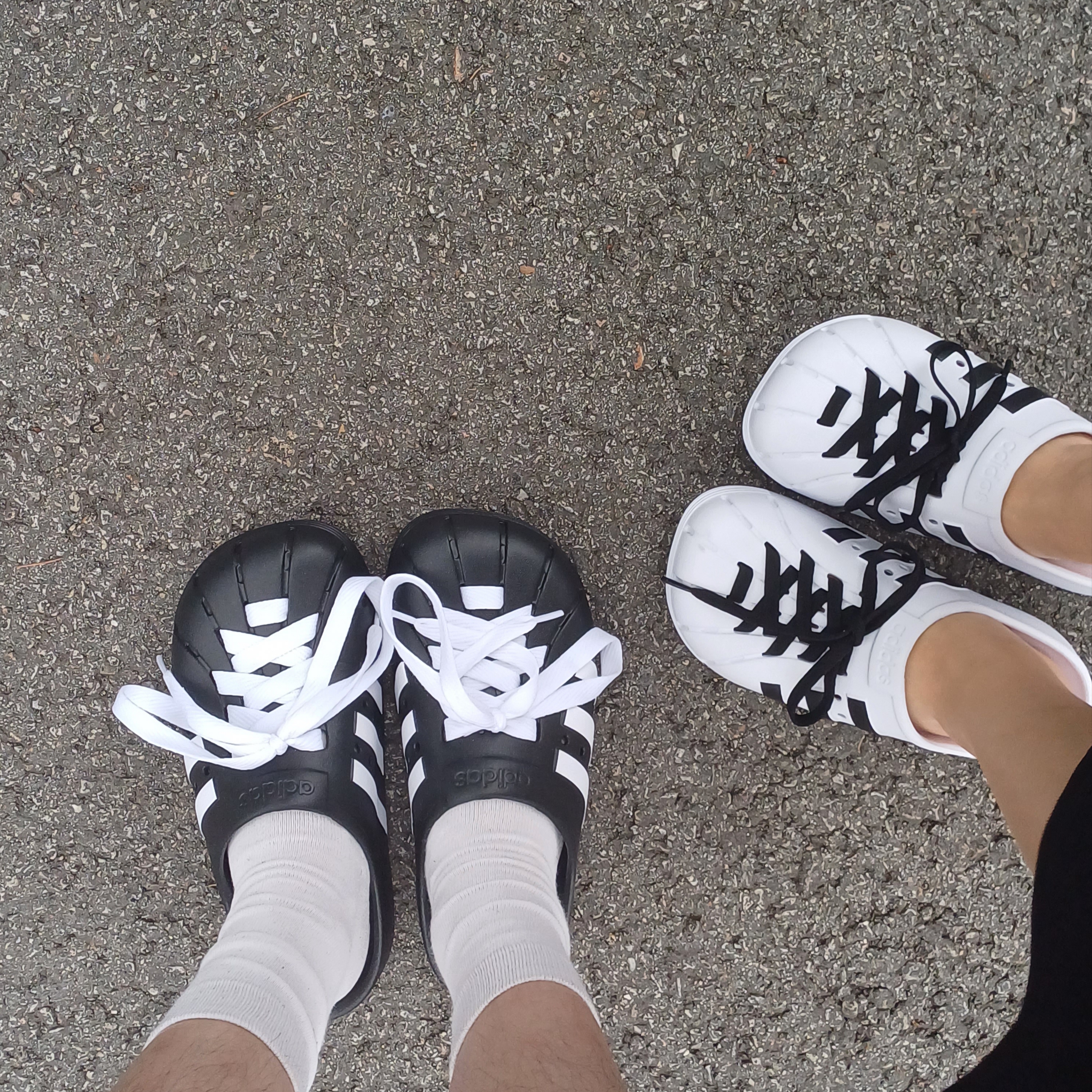 Adidas Adilette Clog Black White, Adidas Adilette Clog White Black 착용 스타일
