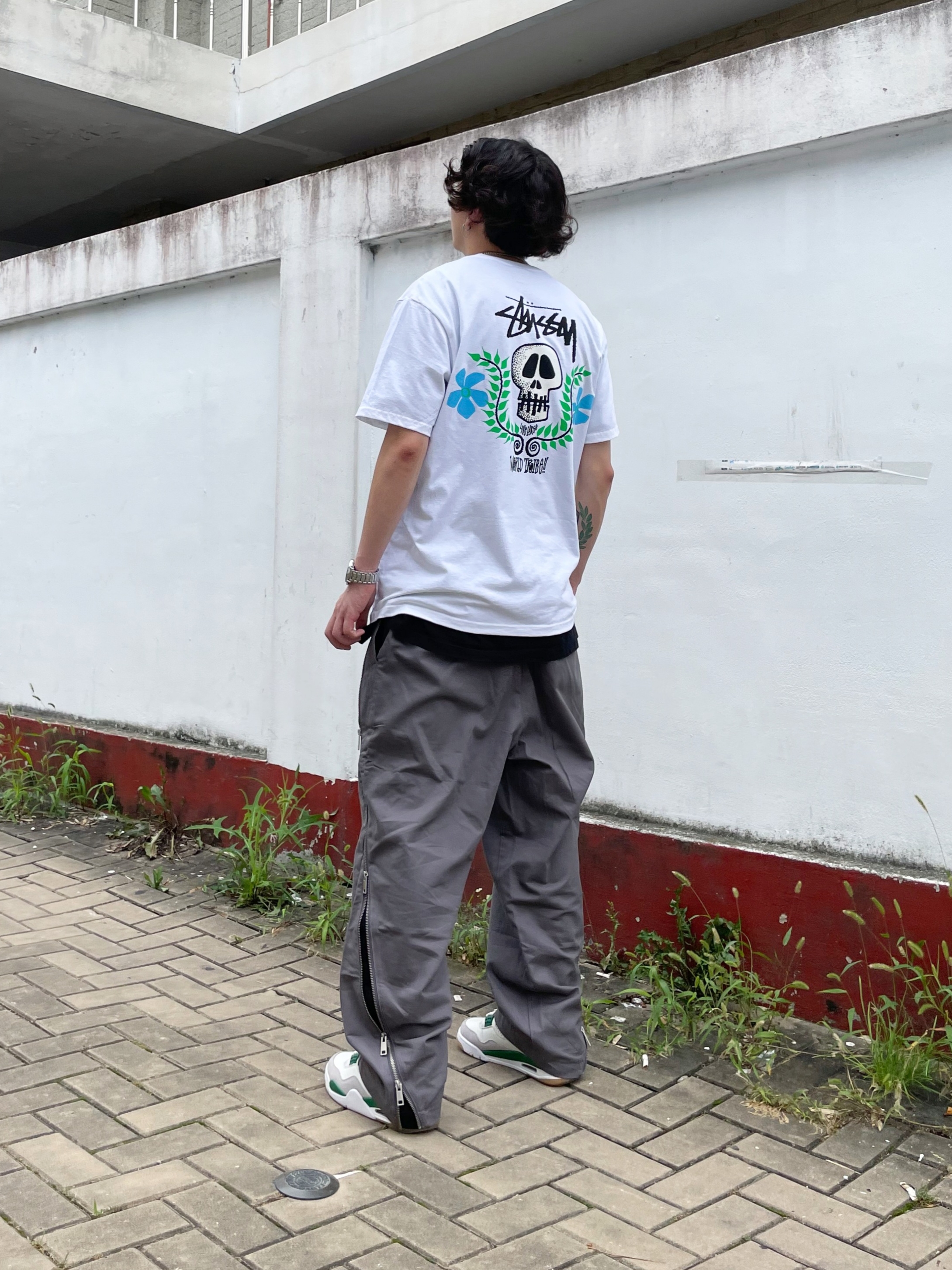 Stussy Skull Crest T-Shirt White, Jordan 4 x Nike SB Retro SP Pine Green 착용 스타일