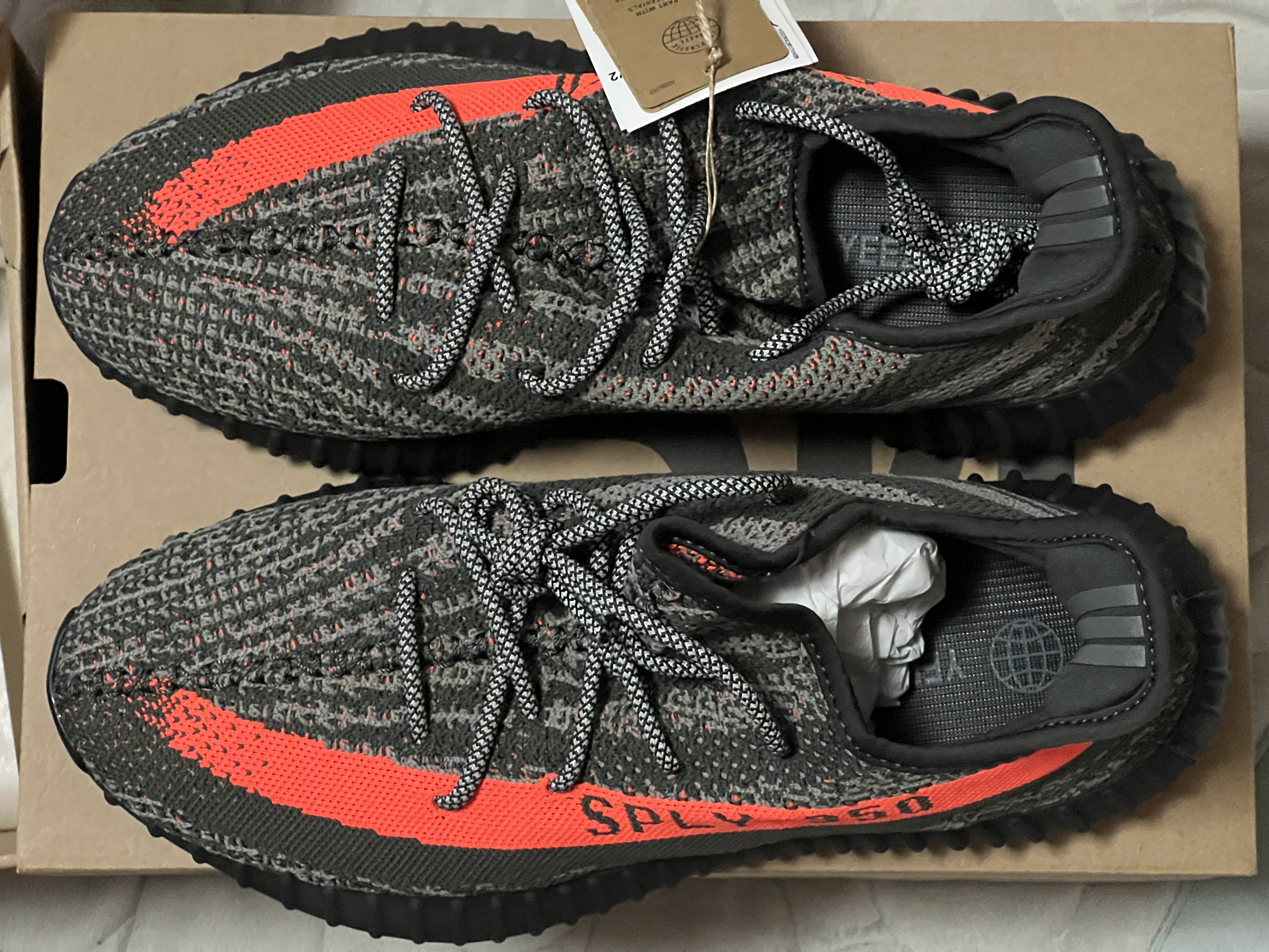 Adidas Yeezy Boost 350 V2 Carbon Beluga 착용 스타일