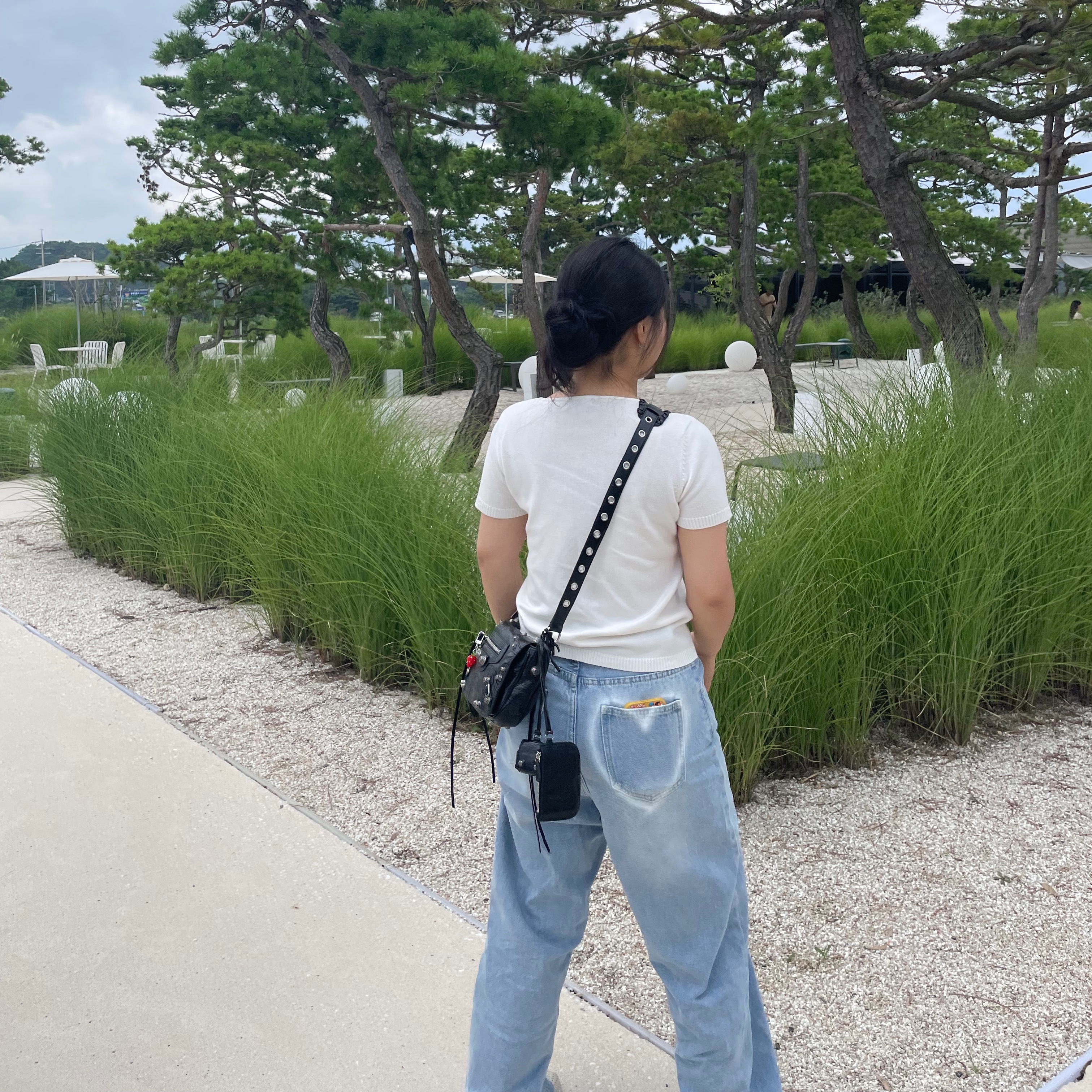 Balenciaga Arena Lambskin Aged Silver Hardware Le Cagole XS Flap Bag Black 착용 스타일