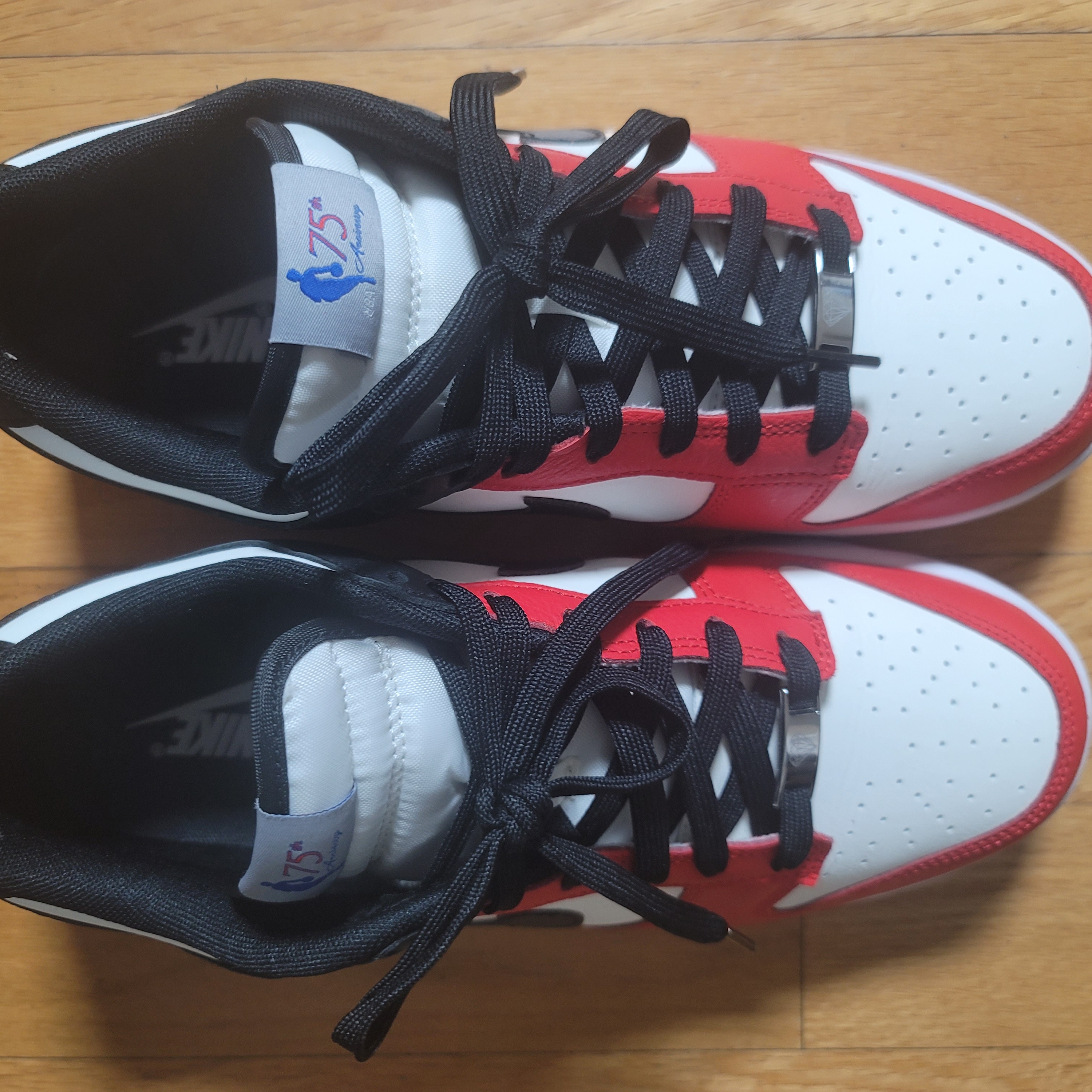 Nike x NBA Dunk Low Retro EMB Black and Chile Red 착용 스타일 - 3
