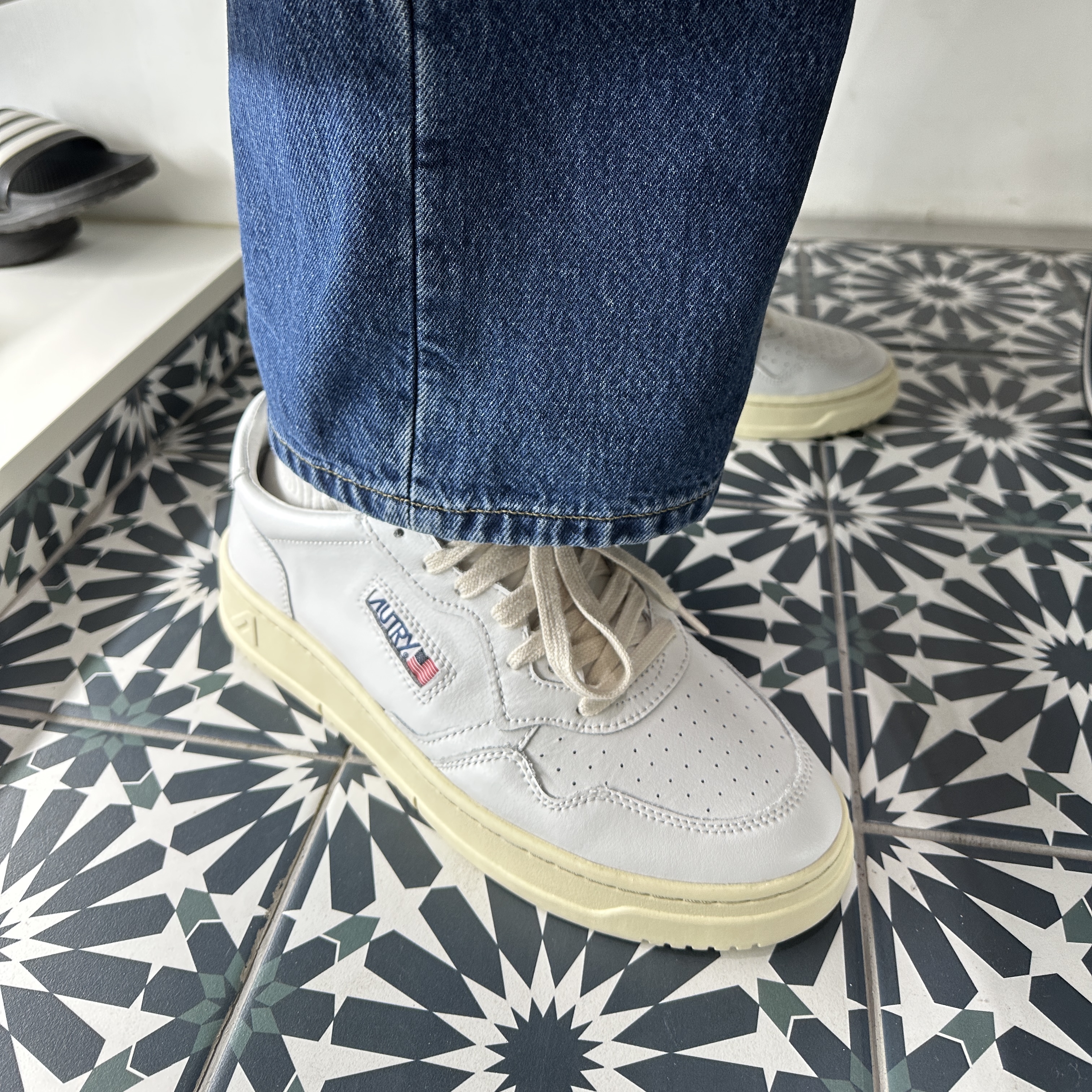 Autry Medalist Low Leather Sneakers White 착용 스타일